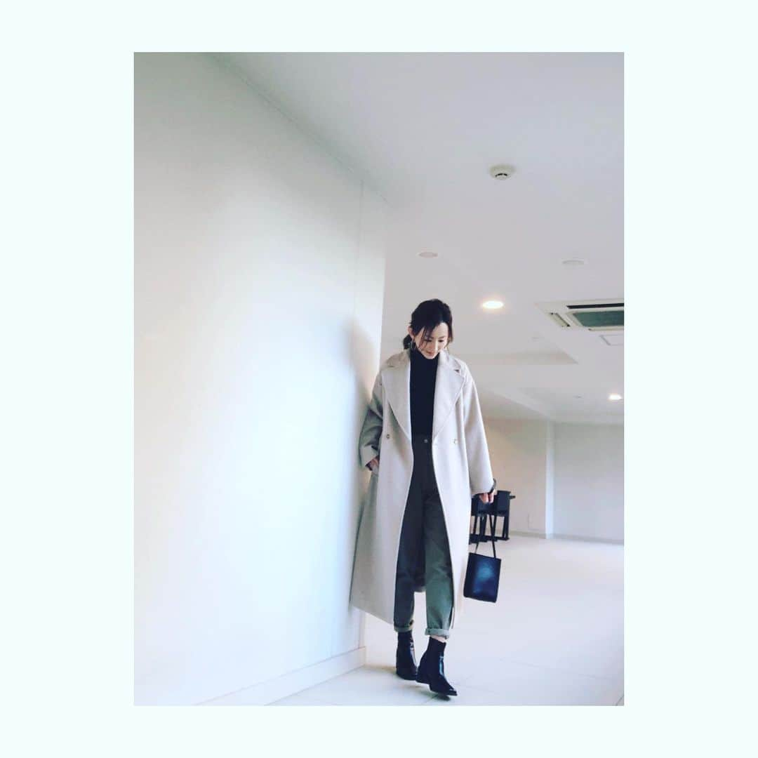 花清まゆこさんのインスタグラム写真 - (花清まゆこInstagram)「今年は暖冬なのかしら？！  2月なのに、ダウンを着ないでも過ごせる日が沢山ある！！  暗くなるまで遊ぶ息子に付き合い、公園に居る時はダウン必需品ですが笑  ちなみに、今日もフットサルの習い事の後、18時すぎまで公園で遊んでました💦  子供だち体力ありすぎる笑笑  #fashion  #fashionblogger  #ファッション　#暖冬　#コート　#iena  @slobeiena  #slobeiena #パンツ#zara @zara #ニット#bcstock #男の子ママ #兄弟ママ #アラフォーママ　#ブーツ　#gu @gu_for_all_」2月5日 22時27分 - mayuusa610