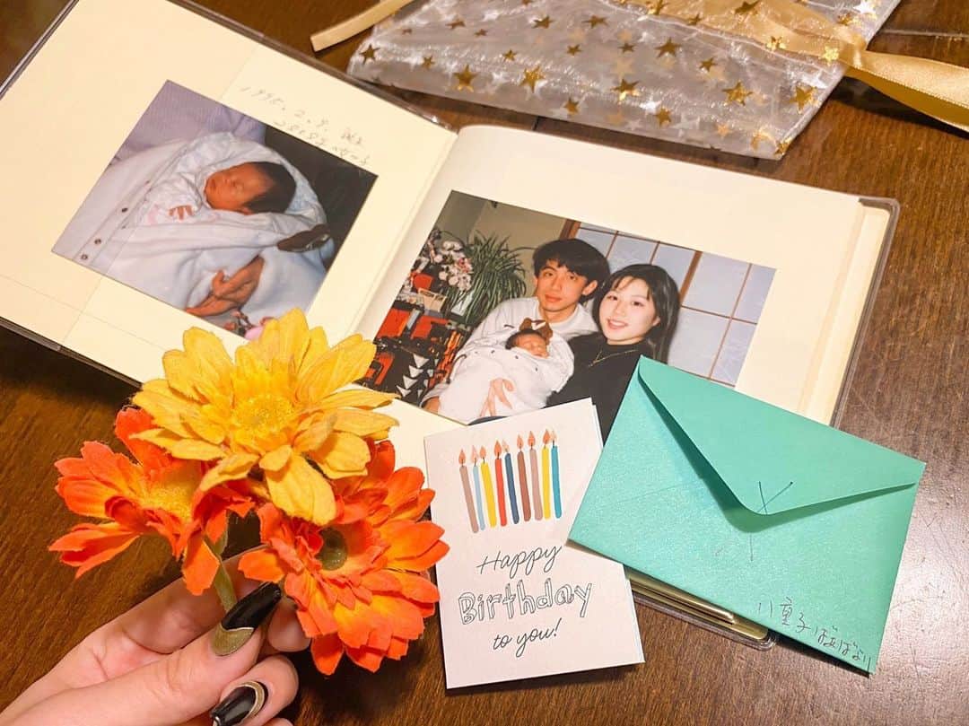 Eminanaのインスタグラム：「. . ばあばから少し早めの誕生日プレゼント🎁 . 26年間のアルバム作ってくれた🥺💕 .  写真は今の私よりも5歳若い、ママパパ21歳✨  ばあばからは 『かわいいかわいい初孫で 見てて懐かしくて選ぶの大変でした』 って手紙に書いてあった🥺✨ . . 私の成長っぷりが面白くて家族で爆笑😂 . ぷくぷくまん丸赤ちゃん→真っ黒テニス部中学生時代 →クソギャル高校生時代→整形疑惑20歳→現在 . 弟の可愛さとママパパのバブリー感が最高だった🤣 . とっても嬉しいプレゼントばあばありがとう☺️💕 . .  わたしは愛されて育ってきたんだな〜と改めて実感🥰 いつか私もうちみたいな家族を作りたいな〜✨ . . #happybirthday#birthday#birthdaypresent #バースデー#バースデープレゼント#誕生日アルバム #家族#ばあば#誕生日サプライズ#family#26歳 #2月9日#2月9日生まれ#26歳誕生日#baby#赤ちゃん」