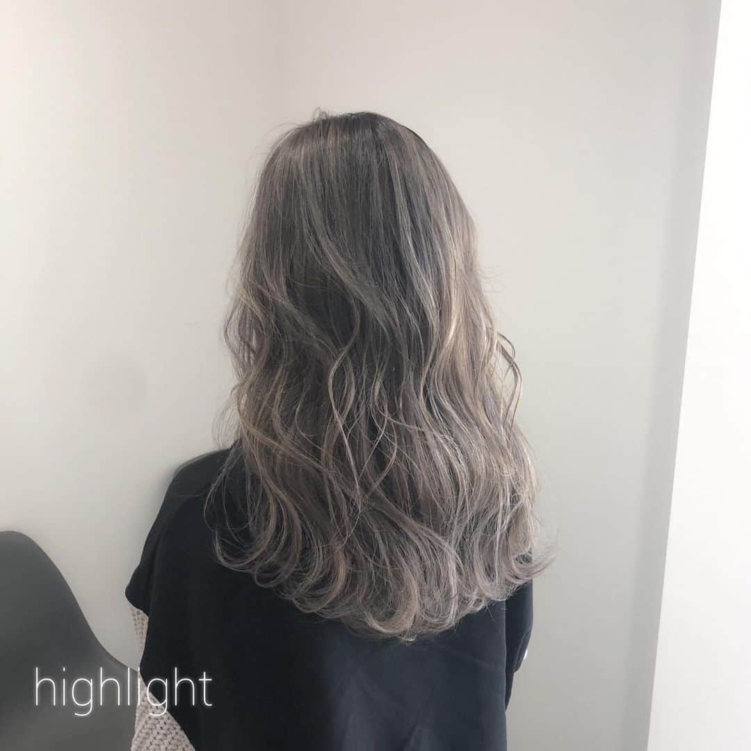 ハナフサユウスケのインスタグラム：「たっぷりhighlight♪ ＊ ＊ 動きも透け感も 圧倒的ー ＊ ＊ #hairarrange#アレンジ#ヘアアレンジ#ヘアセット#美容室#美容師#姫路#岡山#赤穂#赤穂市#簡単アレンジ#ヘアアレンジ動画#セルフアレンジ#インナーカラー#バレイヤージュ#サロンモデル#サロモ#撮影#ハイライト#グラデーション#外国人風カラー#グレージュ#シルバーアッシュ#ミルクティーベージュ#ブロンドヘアー#ブリーチ#ムラシャン#ハイトーン#美容学生」