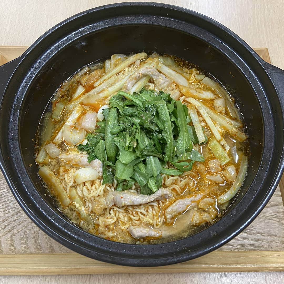 毎日放送「ちちんぷいぷい」のインスタグラム：「✱ 金曜キッチン プロにわがまま  ムチャムーチョ🌵🍴   2月5日☀️ 本日のムチャブリは、 “乾麺を使った温まる一人鍋！” ・ 王先生が “ピリ辛ラーメン鍋” でムチャブリを解決💡 ✱ ー材料(1人分)ー インスタント麺・・・１玉 豚背ロース・・・１００ｇ 白菜（軸部分）・・・８０ｇ 春菊・・・３０ｇ ゆり根３０ｇ たまご・・・１個 しょうが・・・５ｇ 豆板醤・・・１０ｇ ゴマ油・・・５ｇ ラー油・・・５ｇ サラダ油・・・適量   ☆ 酒・・・５ｇ 塩・・・１ｇ コショウ・・・適量 水・・・５ｇ 片栗粉・・・５ｇ たまご・・・５ｇ   ◇ 酒・・・１０ｇ 鶏ガラスープ・・・３００ｇ しょうゆ・・・１８ｇ 山椒・・・１ｇ さとう・・・２ｇ   ー作り方ー 【下準備】 Ａ：豚背ロースは１ｃｍ幅の細切り、白菜は６ｃｍ長さの細切り、春菊は半分に切り、しょうがはみじん切りにする。   Ｂ：たまごは溶き、１個分から５ｇを取ったものを☆に用意する。   Ｃ：豚背ロースと☆を混ぜ合わせる。   【作り方】 ①沸いた湯にインスタント麺を入れ５０秒茹で湯切りする。   ②鍋にサラダ油をひき、しょうが、豆板醤を炒める。   ③豚背ロース、白菜を加えて炒め、◇、麺を加える。   ④ゆり根、たまご、ゴマ油、ラー油を加え火を止めてから春菊を加える。 ✱ https://www.mbs.jp/puipui/pm_kitchen/2021/02/05.shtml」