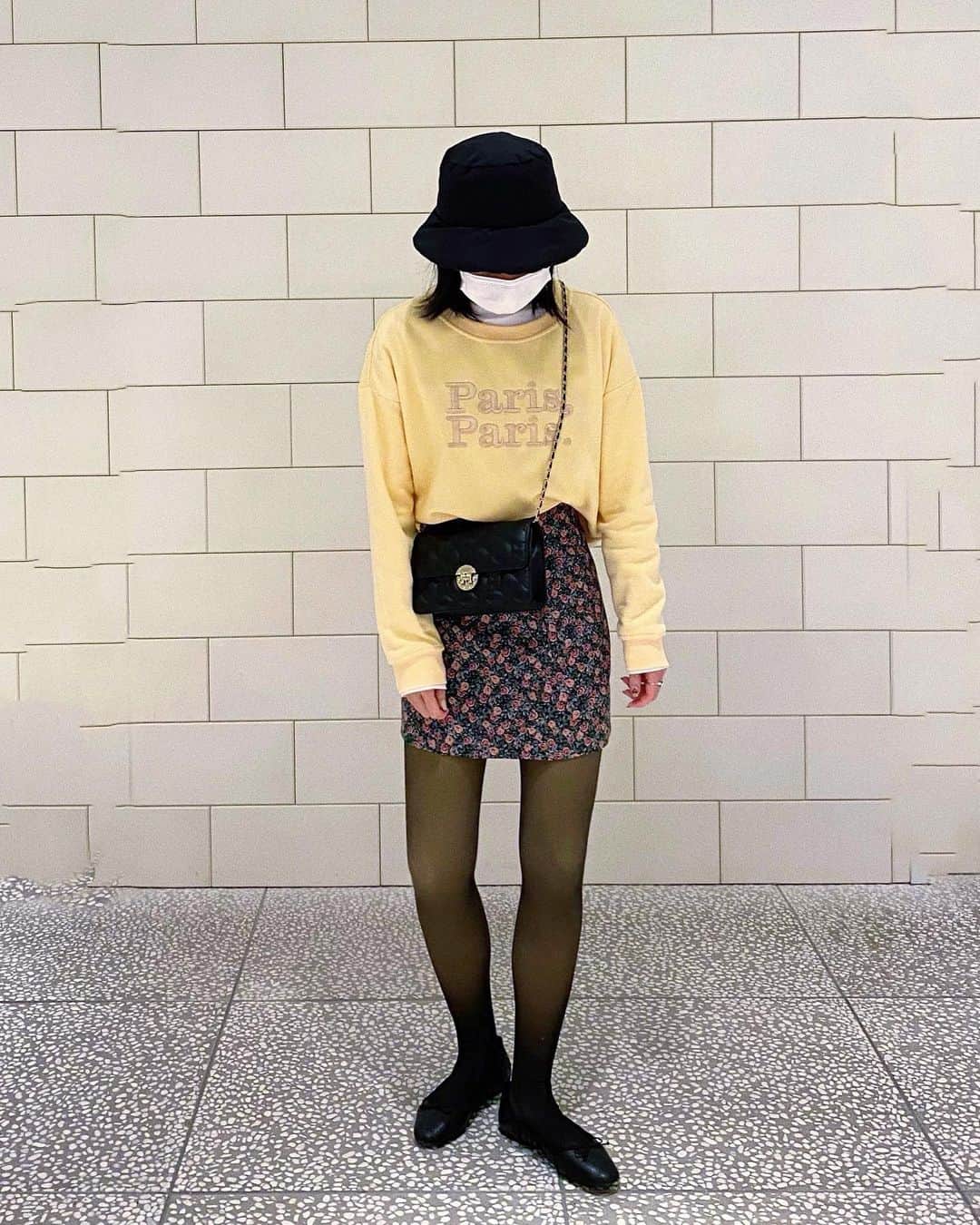 中島奈津希のインスタグラム：「💛💛💛﻿ ﻿ ﻿ ﻿ ﻿ 春が近づいてきてるからか﻿ 自然と春カラーを使ったコーデになってる🤭💛笑﻿ ﻿ ﻿ ﻿ sweat/#hm ﻿ inner/#uniqlo ﻿ skirt/#zara ﻿ bag/#metrocity ﻿ ﻿ ﻿ ﻿ レモンカラーなスウェットはお姉(@nakajima_ayano )とお揃いでゲットしたもので、﻿ ザラは前にセールで2千円？ぐらいでゲットしたの🙆🏻‍♀️❤️﻿ ﻿ ﻿ ﻿ ﻿ 因みに、、、﻿ 1200デニールタイツの中にちゃっかり着圧タイツを忍ばせてるという😂😂←﻿ パッと見全然分からないし、﻿ 私は着圧の感じも好みだからこういうコーデの時﻿ よくこの組み合わせしてるの🤫笑﻿ ﻿ ﻿ ﻿ ﻿ いろんなブランドからSSアイテム出てきてるから﻿ 夜な夜なネットサーフィンして﻿ 妄想コーデを組むのが最近の過ごし方😍﻿ あ、あとミューパレ🐭🎶笑﻿ ハマって連日寝不足です🤐←﻿ ﻿ ☁️☁️☁️☁️☁️☁️☁️☁️☁️☁️☁️☁️☁️☁️☁️☁️﻿ #code#coordinate#fashion#コーデ　﻿ #ザラ#メトロシティ#エイチアンドエム　﻿ #おなつコーデ」