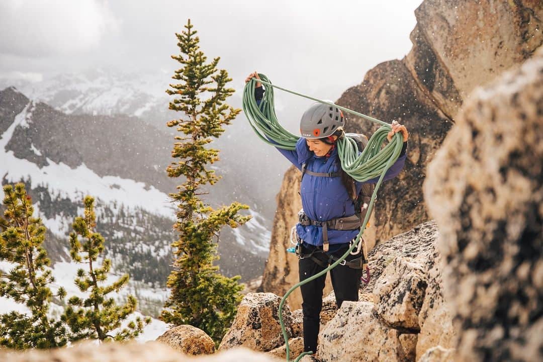マーモットのインスタグラム：「“At the end of 2019 I wrote specific climbing goals that I wanted to accomplish each month in 2020. I had some major objectives, but my grand prize was that I wanted to climb my first 5.13c. I even had a specific route in mind. Things changed when early in the year the world was shaken by a global pandemic. I felt the need to take action.  I gave up my freelance remote gigs to re-enter the journalism industry that I had left a few years prior. I believe that knowledge and information are powerful. I also believe the job of a good journalist is to spread accurate and useful information.  It would be a lie to say I wasn’t anxious about how my climbing would suffer. Going from climbing almost full-time to taking up a more than full-time job was intimidating. But because I still wanted to climb hard, I found a way to do it.   So despite a crucial election year, a global pandemic, and becoming a full-time reporter through it all, I also stayed dedicated to climbing. I trained on my hangboard, found local projects, and successfully doubled the number of 5.13a I had climbed. I was given the opportunity to teach my first clinic for the American Alpine Club, and also found the time to help establish a first ascent multi-pitch project that I had been working on with my partner for 2 years.   Because I climbed mostly local this year, I never got the chance to send the 5.13c route in 2020. But I’m proud of my other accomplishments in 2020... And hopefully, this is the year for the route!” - Marmot Club Ambassador @lenapalms  #marmotvertclub #marmotclubambassador   Photo: @bentommat」