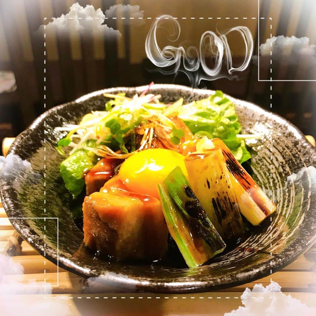 うまかもん九州料理 九州魂天王寺店のインスタグラム：「まいど九州魂（くすだま）天王寺店です！  来月くらいにメニューをマイナーチェンジしようと企んでいるんですが、その試作で豚の角煮のすき焼き風です。  こんなん置いてくれ！ってのがあれば、お声がけください。  明日も、ご来店お待ちしてます！  #阿倍野居酒屋 #阿倍野グルメ #天王寺グルメ #天王寺居酒屋 #B級グルメ #九州居酒屋 #博多もつ鍋 #九州魂天王寺店」