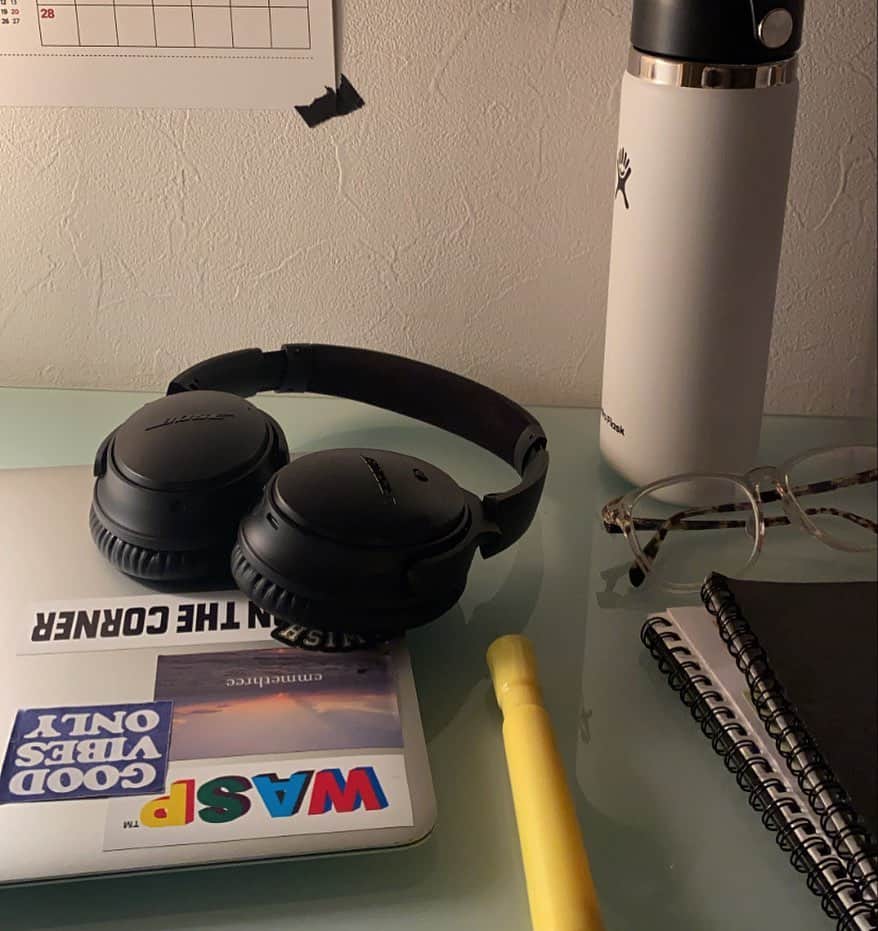 藤戸友香のインスタグラム：「🎧💻💧🖋📓👓🗓」