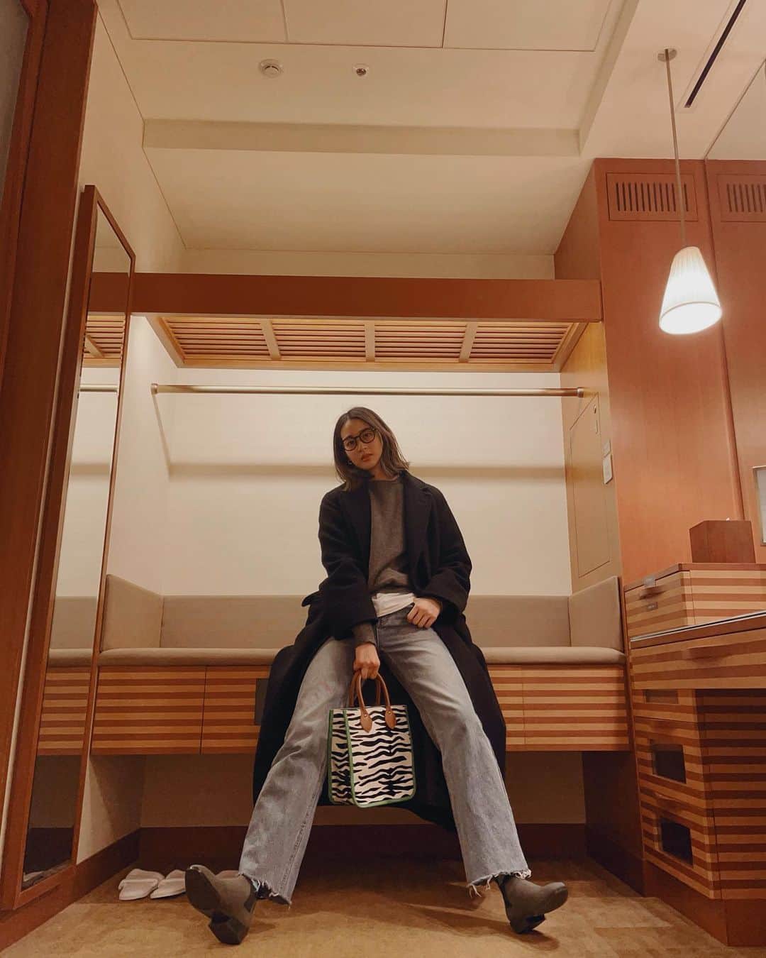 青野楓のインスタグラム：「たまにはかっこつけるよ😎 しっくりきたコーディネート。  @casselini_official のこのbagは形が使いやすい！このサイズ感求めていました。柄物使いにくいかなーと悩んだけどむしろ使いやすかった！！  @vivaia_official のブーツは少しヒールあるけど全く疲れない。見るたび可愛いなぁと思います🥰笑  @moussyofficial のスーパーロングコートは着れば成立する優れコートなのでたくさん着ています。  @arumlily_official のデニムは形がパーフェクト。脚長にみえる楽ちんデニムです。  勝手にpr(笑)いいものはいいとお伝えしたくて。 今買えるものもあれば完売してる物もありますが興味もっていただければぜひお揃いしましょ！🤭(笑)  全部タグ付けしておきました！  #kaede626style #私服#コーディネート」