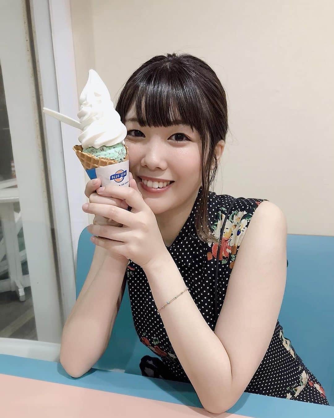 前田玲奈のインスタグラム：「2018年に沖縄にブルーシール食べに行った時のわたし。 よかったね🥺🍦 東京では池袋とか羽田空港とかでたべがち。 #アイ活 #アイスフェアリー #あいすくりん #bluesealicecream  #icecream  #顔旅疲れしてる #夜の国際通り」