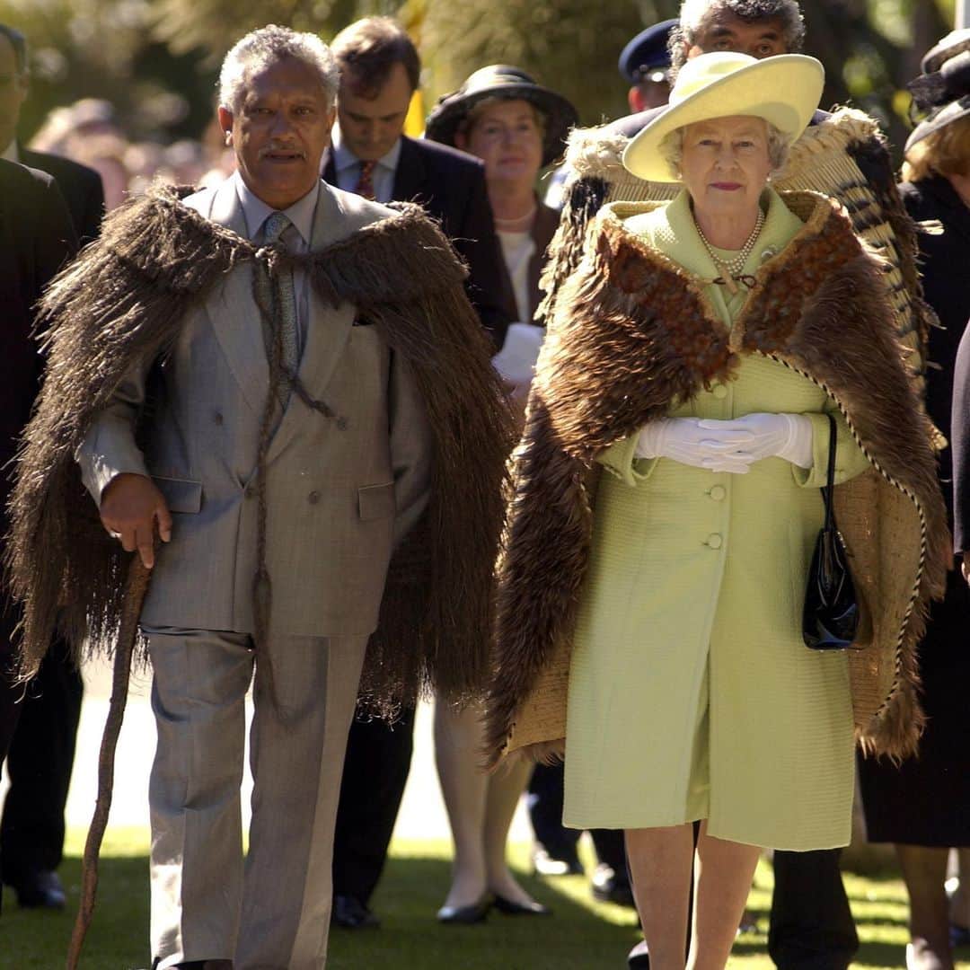 ロイヤル・ファミリーのインスタグラム：「Ko te rā Waitangi tēnei ki Aotearoa, ko te rā tēnei i hainatia Te Tiriti o Waitangi i te tau 1840. I taua tau tonu, i hainatia ngā māngai o te Karauna o Piritana me ngā rangatira Māori rima rau neke atu i tēnei tuhinga tūāpapa o Aotearoa.  Aotearoa New Zealand marks Waitangi Day, and the signing of the Treaty of Waitangi in 1840. In that year, representatives of the British Crown and over 500 Māori chiefs signed New Zealand’s founding document.  📸 The Queen wears the kiwi feather korowai (cloak) given to her for her Coronation during a visit to Christchurch, New Zealand in 2002.   #WaitangiDay」