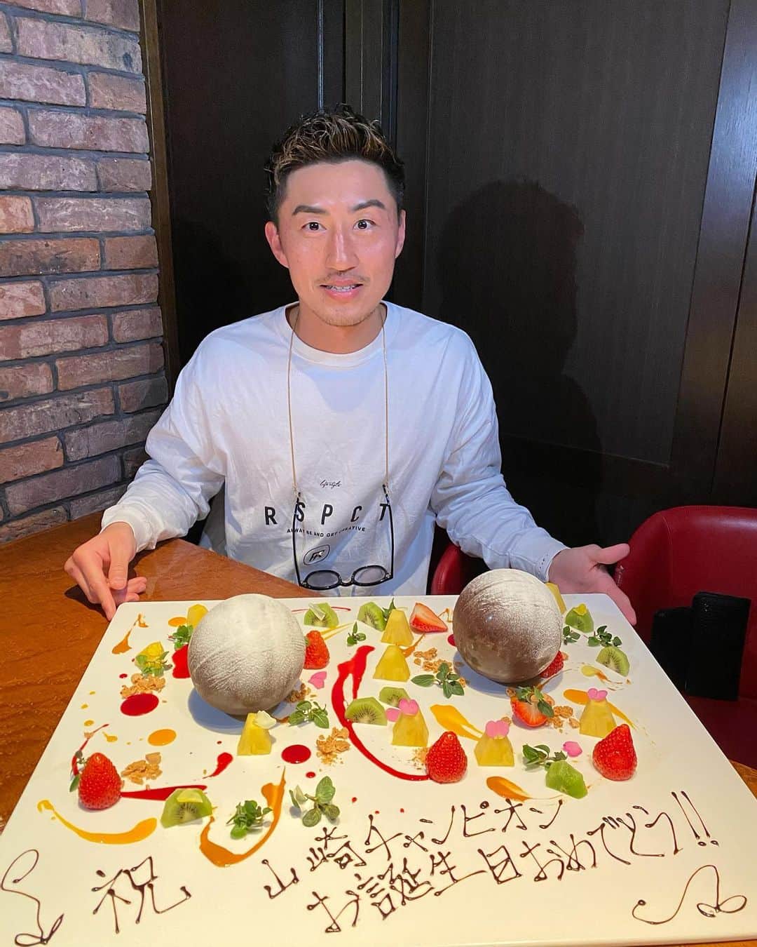 山崎秀晃のインスタグラム：「34歳🎂気持ちは20歳！ 皆さんいつもありがとうございます！！！！！ #誕生日 #感謝」