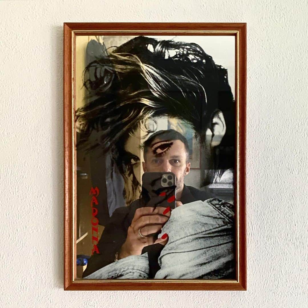 クリスヴァンアッシュのインスタグラム：「MY PARENTS ARE MOVING AWAY FROM THE HOUSE WHERE I WAS BORN, WHICH MADE FOR A LOT OF MEMORIES IN MY BEDROOM... #BELGIUM #LONDERZEEL  #MADONNA #CLEANINGOUTMYCLOSET」