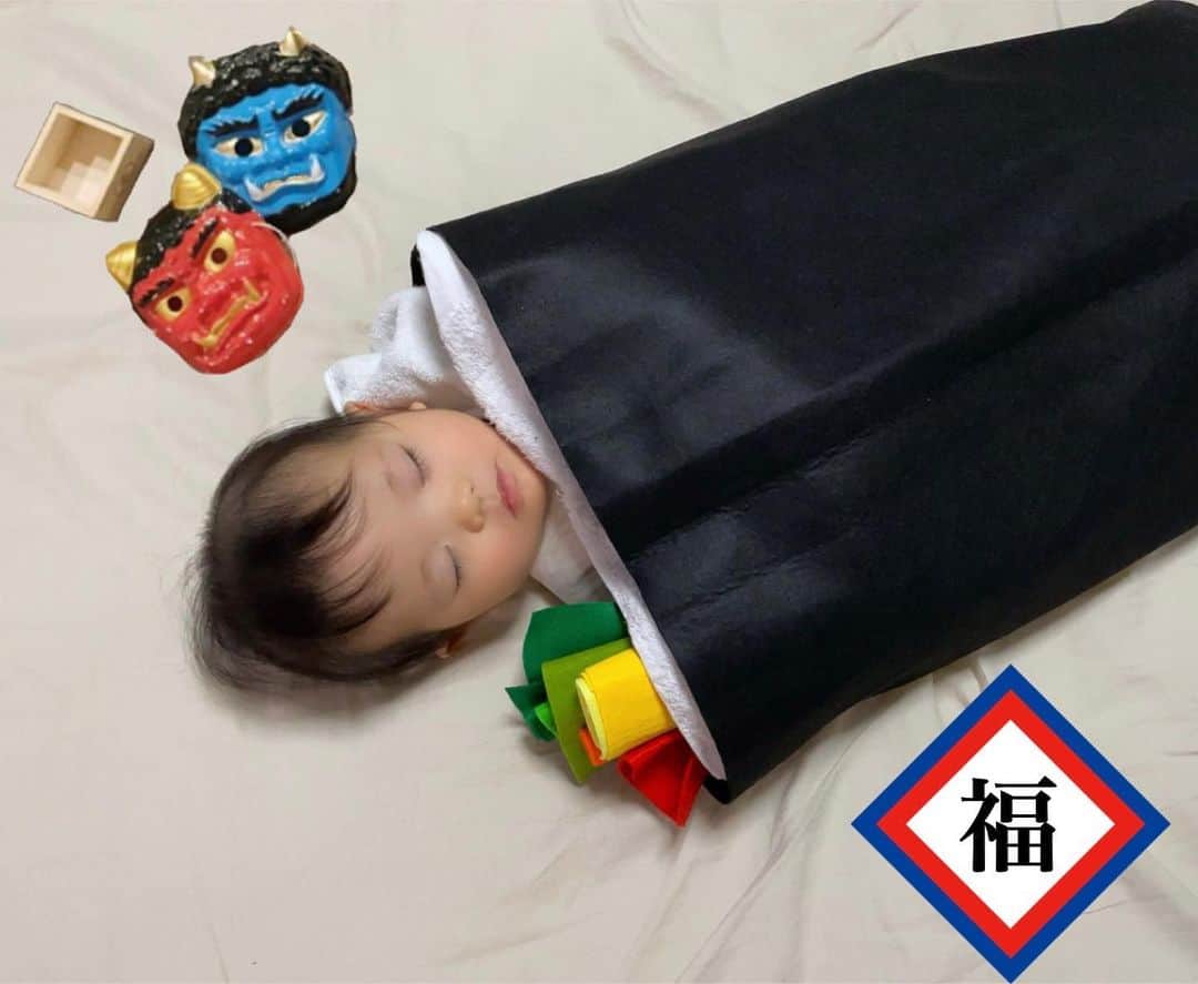 miniのインスタグラム：「恵方巻きえる👹🧧 節分。  鬼は外👹 福は内✨  節分の豆、あんま好きじゃないから、もう年の数食べれない…🙄 アリエルは0才だから、来年からだね🙂  #節分 #恵方巻き #ベビー #ベビーフォト #7ヶ月 #生後7ヶ月 #鬼は外福は内 #setsubun #baby #babyphoto #setsubunphoto」