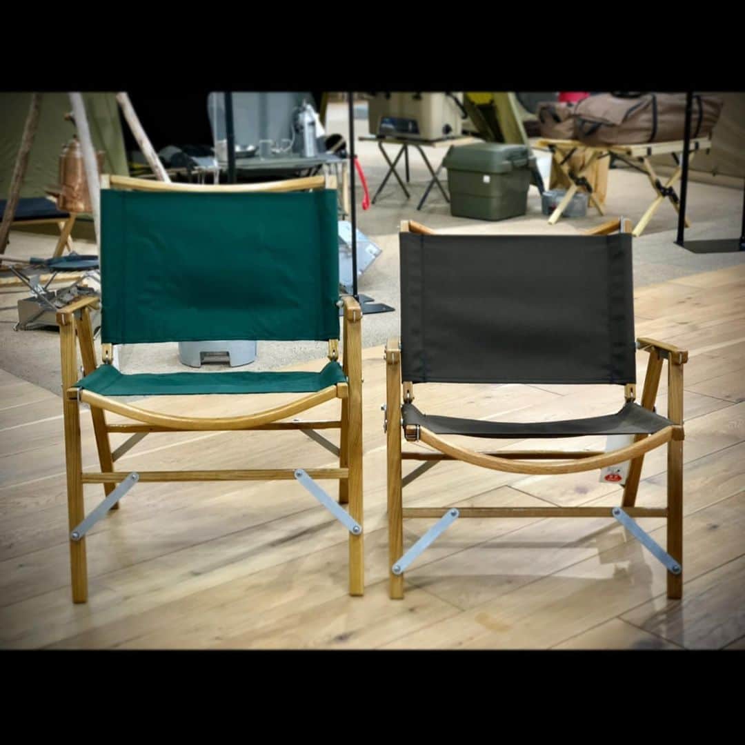 SUNDAY MOUNTAINさんのインスタグラム写真 - (SUNDAY MOUNTAINInstagram)「【デッドストック数量限定入荷❗️】アメリカ『Kermit Chair Company』社が、「いつか発売を……」と作成し眠らせておいた「Kermit Middle Chair（カーミットミドルチェア）」を発見！　本国でも販売されていない新作が、日本限定発売になりました！ * 「カーミットミドルチェア」は、スタンダードモデルより足を長くして座面の高さを約7cm高く設計。背もたれの高さ、幅は変わりません。 収納サイズは通常モデルより約10cm長くなります。 座面高40cmとハイスタイルのテーブルとも相性が良く、立ち座りも楽チンなモデルになります。 * * ■ブランド名：Kermit Chair ■商品名：カーミットミドルチェア ■カラー：フォレストグリーン、ベージュ、ブラック ■ 組立サイズ：幅約53 x 高さ約70 ■ 収納サイズ：約11 x 16 x 67cm ■ 座面高：約40cm ■ 耐荷重：158kg ■ 重量：約3kg ■ 素材：オーク材・アルミ・スチール・1,000デニールナイロン ■税抜価格：40,000円 * * ◆ご注意／2月6日（土）11:00から店舗のみの販売になります。オンラインはお取り扱いございません。 詳しくはこちらのダイレクトメールにてお問い合わせください！ →→→ @thegate.camp * * SUNDAY MOUNTAIN ■THE GATE by SUNDAY MOUNTAIN 福井県福井市定正町1216 TEL 0776-97-8848 * 営業時間：11:00~19:00(水曜定休） ＝＝＝＝ * #THEGATEbySUNDAYMOUNTAIN #THEGATE_CAMP  #sundaymountain #サンデーマウンテン #アウトドア #アウトドアショップ #アウトドアファッション #キャンプ #キャンプギア #ハイキング #福井  #paypay #カーミットミドルチェア #カーミットチェア #KermitChair #ハンドメイド #日本限定販売」2月5日 22時51分 - sundaymountain