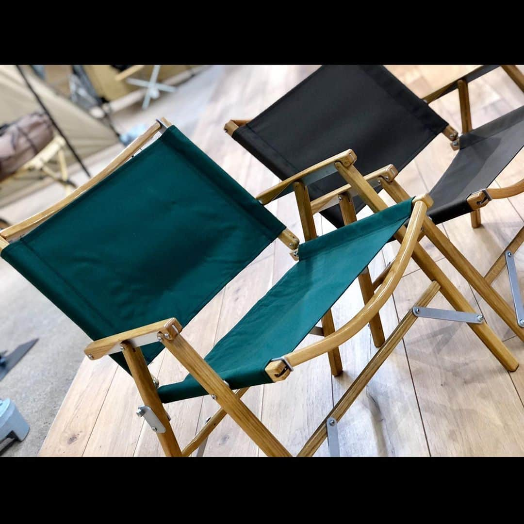 SUNDAY MOUNTAINさんのインスタグラム写真 - (SUNDAY MOUNTAINInstagram)「【デッドストック数量限定入荷❗️】アメリカ『Kermit Chair Company』社が、「いつか発売を……」と作成し眠らせておいた「Kermit Middle Chair（カーミットミドルチェア）」を発見！　本国でも販売されていない新作が、日本限定発売になりました！ * 「カーミットミドルチェア」は、スタンダードモデルより足を長くして座面の高さを約7cm高く設計。背もたれの高さ、幅は変わりません。 収納サイズは通常モデルより約10cm長くなります。 座面高40cmとハイスタイルのテーブルとも相性が良く、立ち座りも楽チンなモデルになります。 * * ■ブランド名：Kermit Chair ■商品名：カーミットミドルチェア ■カラー：フォレストグリーン、ベージュ、ブラック ■ 組立サイズ：幅約53 x 高さ約70 ■ 収納サイズ：約11 x 16 x 67cm ■ 座面高：約40cm ■ 耐荷重：158kg ■ 重量：約3kg ■ 素材：オーク材・アルミ・スチール・1,000デニールナイロン ■税抜価格：40,000円 * * ◆ご注意／2月6日（土）11:00から店舗のみの販売になります。オンラインはお取り扱いございません。 詳しくはこちらのダイレクトメールにてお問い合わせください！ →→→ @thegate.camp * * SUNDAY MOUNTAIN ■THE GATE by SUNDAY MOUNTAIN 福井県福井市定正町1216 TEL 0776-97-8848 * 営業時間：11:00~19:00(水曜定休） ＝＝＝＝ * #THEGATEbySUNDAYMOUNTAIN #THEGATE_CAMP  #sundaymountain #サンデーマウンテン #アウトドア #アウトドアショップ #アウトドアファッション #キャンプ #キャンプギア #ハイキング #福井  #paypay #カーミットミドルチェア #カーミットチェア #KermitChair #ハンドメイド #日本限定販売」2月5日 22時51分 - sundaymountain