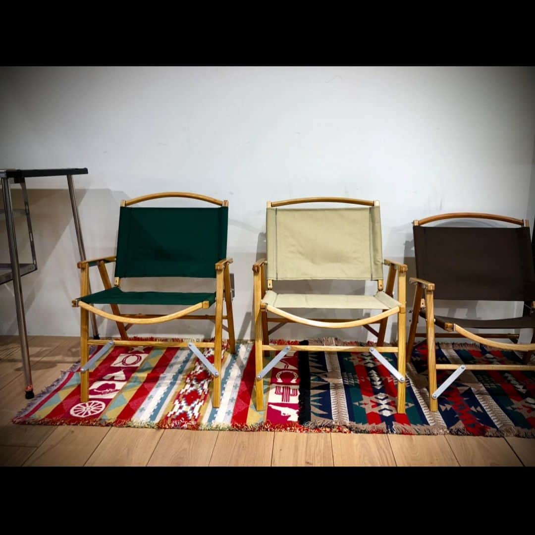 SUNDAY MOUNTAINさんのインスタグラム写真 - (SUNDAY MOUNTAINInstagram)「【デッドストック数量限定入荷❗️】アメリカ『Kermit Chair Company』社が、「いつか発売を……」と作成し眠らせておいた「Kermit Middle Chair（カーミットミドルチェア）」を発見！　本国でも販売されていない新作が、日本限定発売になりました！ * 「カーミットミドルチェア」は、スタンダードモデルより足を長くして座面の高さを約7cm高く設計。背もたれの高さ、幅は変わりません。 収納サイズは通常モデルより約10cm長くなります。 座面高40cmとハイスタイルのテーブルとも相性が良く、立ち座りも楽チンなモデルになります。 * * ■ブランド名：Kermit Chair ■商品名：カーミットミドルチェア ■カラー：フォレストグリーン、ベージュ、ブラック ■ 組立サイズ：幅約53 x 高さ約70 ■ 収納サイズ：約11 x 16 x 67cm ■ 座面高：約40cm ■ 耐荷重：158kg ■ 重量：約3kg ■ 素材：オーク材・アルミ・スチール・1,000デニールナイロン ■税抜価格：40,000円 * * ◆ご注意／2月6日（土）11:00から店舗のみの販売になります。オンラインはお取り扱いございません。 詳しくはこちらのダイレクトメールにてお問い合わせください！ →→→ @thegate.camp * * SUNDAY MOUNTAIN ■THE GATE by SUNDAY MOUNTAIN 福井県福井市定正町1216 TEL 0776-97-8848 * 営業時間：11:00~19:00(水曜定休） ＝＝＝＝ * #THEGATEbySUNDAYMOUNTAIN #THEGATE_CAMP  #sundaymountain #サンデーマウンテン #アウトドア #アウトドアショップ #アウトドアファッション #キャンプ #キャンプギア #ハイキング #福井  #paypay #カーミットミドルチェア #カーミットチェア #KermitChair #ハンドメイド #日本限定販売」2月5日 22時51分 - sundaymountain