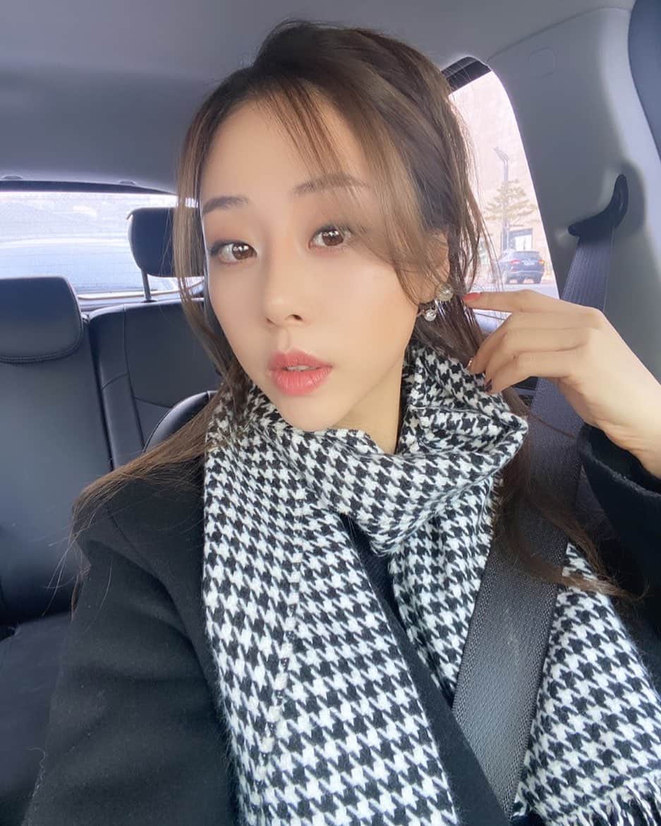 ピパ のインスタグラム：「#Houndstooth pattern🖤 하운드패턴에 한창 빠져서 모자도 코트도 가방도 신발도 이 패턴으로 하나씩 있었던 대딩때 겟한 목도리, 유일하게 아직까지 살아남으심🧣  그나저나 super tired today, nighty🌜」