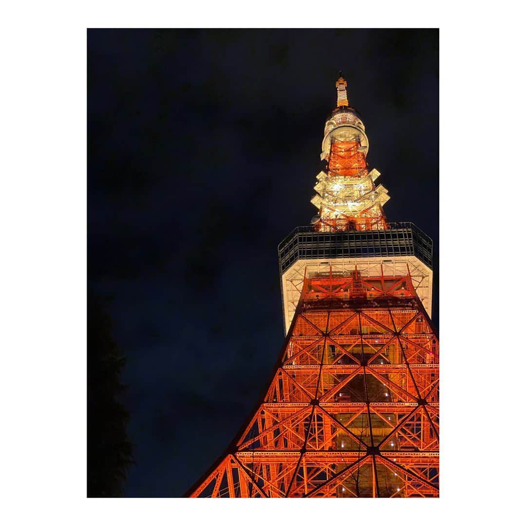 柏木作夢さんのインスタグラム写真 - (柏木作夢Instagram)「フィッティングとフィッティングの空き時間に、やたら東京タワーが見たくなりアシスタントを連れて真下に行ってきた。  東京出身新宿育ち なかなか東京タワーに馴染みはないものです。  なんか、上がった。  やっぱり東京だよね🗼 ・・・ #東京タワー  #新宿生まれ #新宿育ち」2月5日 22時49分 - samukashiwagi