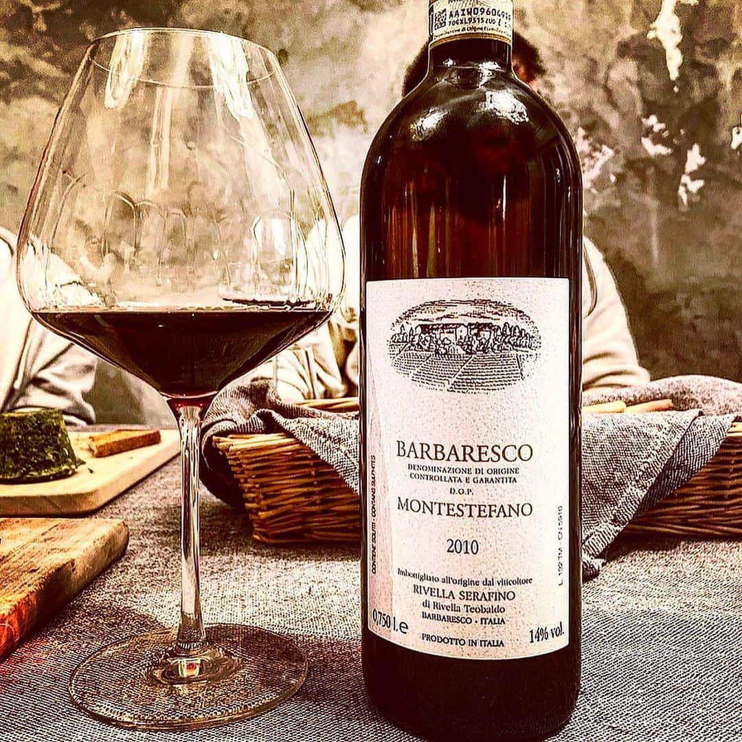 イタレッセさんのインスタグラム写真 - (イタレッセInstagram)「Masterclass 90, simply magnificent for its shapes as well for its performances in tasting wines.  Check it out in shop.italesse.com  #italesse #professional #glassware #masterclass90 #red #passion #barbaresco #wine #tasting #sommelier #sommelierlife #lifestyle #madeinitaly #emotions #aromas #senses #piemonte #italia #instawine #winelover #weekend #cheers  Photo by @sarapiovano__」2月5日 22時55分 - italesse