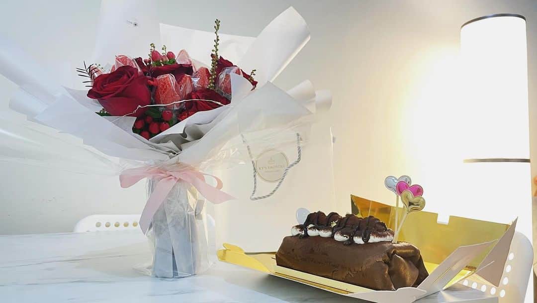 Chloe Yuenさんのインスタグラム写真 - (Chloe YuenInstagram)「. Thank you  for the beautiful flowers,  Strawberries & yummy cake~  Can’t wait to see you babe 😙  @amen_florist_decor  @jessie_kaws」2月5日 22時55分 - yuenyeechloe
