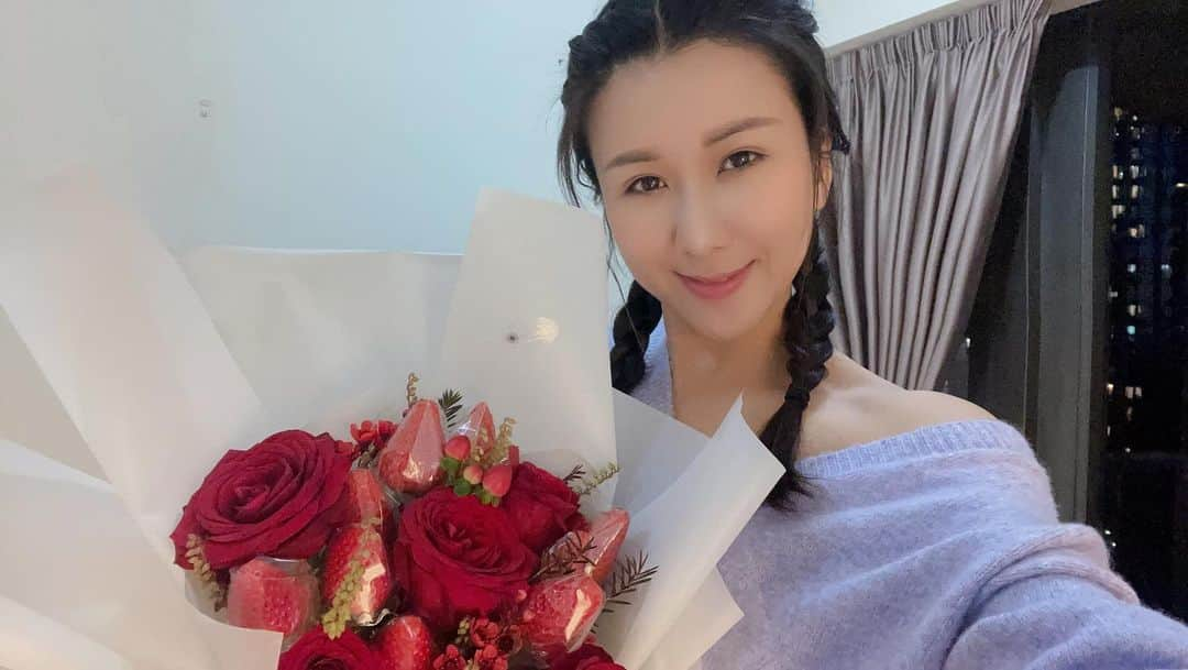 Chloe Yuenさんのインスタグラム写真 - (Chloe YuenInstagram)「. Thank you  for the beautiful flowers,  Strawberries & yummy cake~  Can’t wait to see you babe 😙  @amen_florist_decor  @jessie_kaws」2月5日 22時55分 - yuenyeechloe