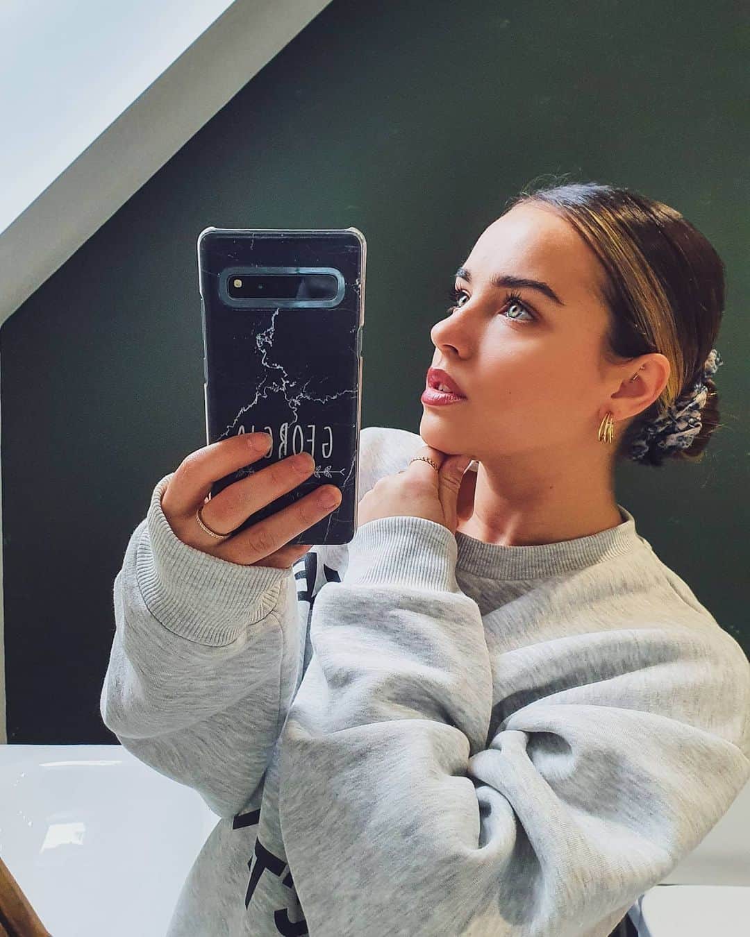 ジョージア・メイ・フットのインスタグラム：「Wondering if the sunshine will stay so i can peg out my washing 💭」
