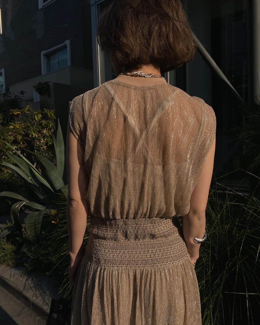 黒石奈央子さんのインスタグラム写真 - (黒石奈央子Instagram)「MEDIアイテム❤️ . .  medi smocking lame dress ¥19500 . . ラメ糸の、入った伸縮性のある素材で、ウエストはゴムで綺麗なシルエットのワンピース。 これは人気が出そうな一枚。  . . こちらのタグで全てのコーデまとめてます！ #2021meditteraline  . いろんな身長のスタッフがこのタグで上げていくのでちぇっくしてね！ . .  〈期間〉 web  2/11 12:00〜 2/15 13:00 代官山、心斎橋　2/11〜14 ルミネ　リニューアルの為無し . .  @ameri_shinjuku @amerivintage @ameri_daikanyama @ameri.shinsaibashi  @ameri_omotesando #ameri#amerivintage #fashion #vintagefashion #coordinate#ootd#outfit#osanposnap #705_outfit #大人ファッション #大人コーディネート #大人スタイル #modestyle #modefashion#modecasual #2021mediteraline #2021medi#meditteraline」2月5日 22時57分 - blackstone705
