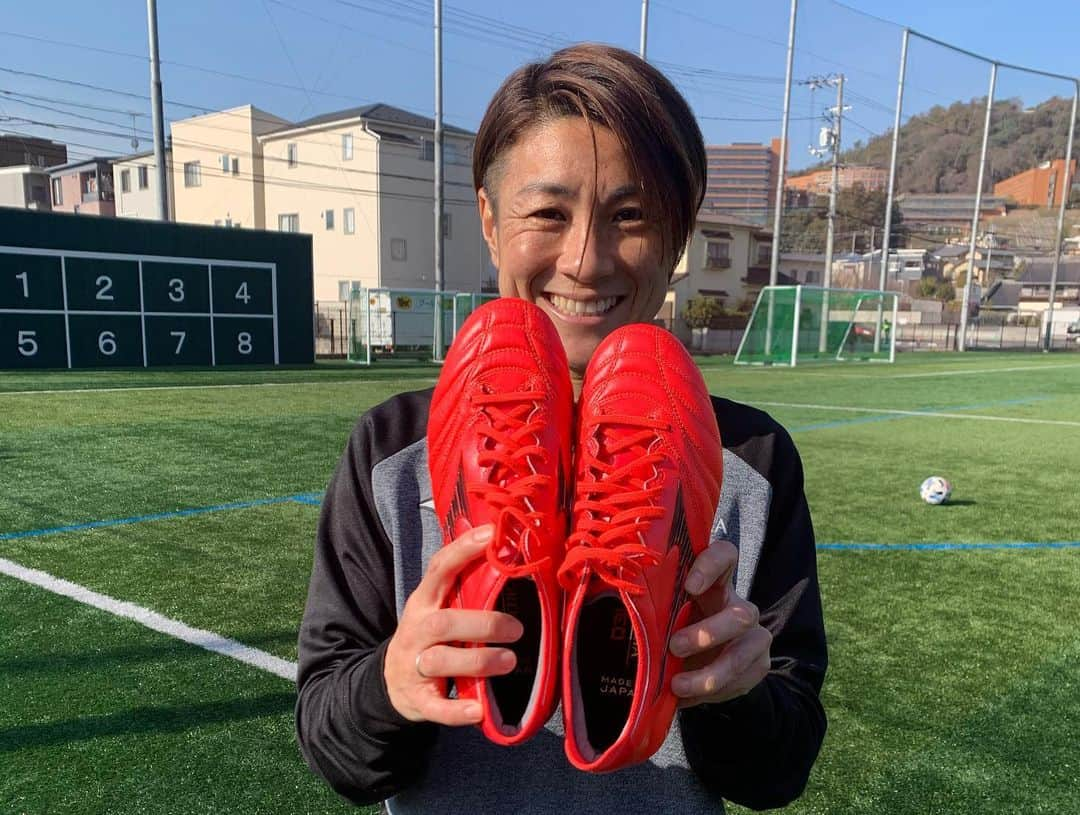 近賀ゆかりさんのインスタグラム写真 - (近賀ゆかりInstagram)「New boots✨ @mizunofootballofficial 🙏🙏  #mizunofootball  #ignitionred  #morelianeo3  #japan  #newcolor  #ミズノ #スパイク #モレリアネオ3  #新色」2月5日 23時08分 - kingayukari2