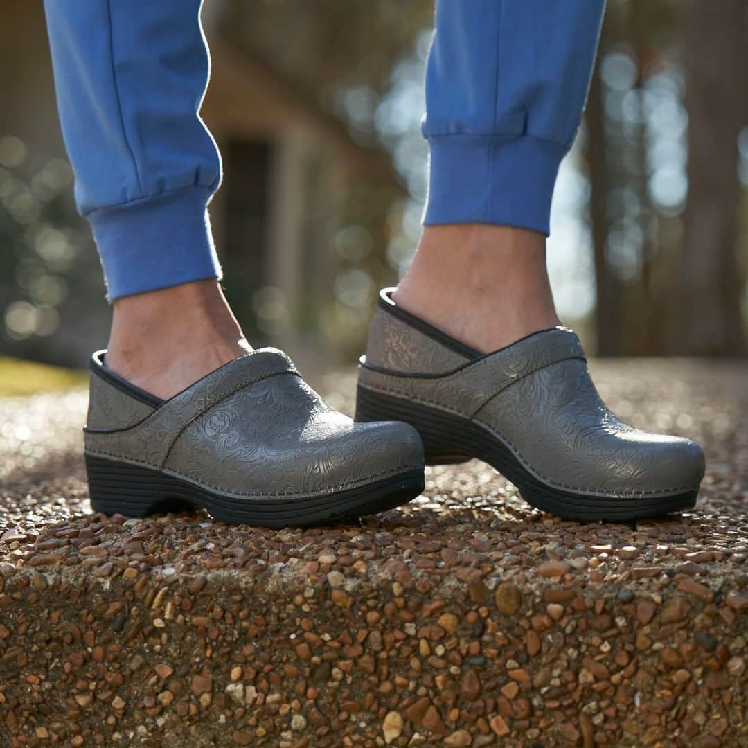 ダンスコのインスタグラム：「Win new Dansko clogs from the comfort of your couch! See how below. 1) Tag a friend in the comments. 2) Make sure you’re following @dansko on Instagram. Dansko has been proud to support nurses and healthcare workers throughout their journey, and through our donation efforts over the past months. This year, we are celebrating nurses and healthcare workers all year long! #Giveaway Rules: Giveaway runs 02/05/21 at 9:00 AM EST - 02/07/21 at 11:59 PM EST. No purchase necessary. One winner will be randomly selected and will be notified via DM. Verification that the winner is a nurse or healthcare worker may be required in the form of a nurse’s badge or ID. Winner will win one pair of Dansko shoes from the current collection with a total estimated retail value of $150 each. Giveaway not associated with Instagram. Full terms and conditions at the link in the bio.」