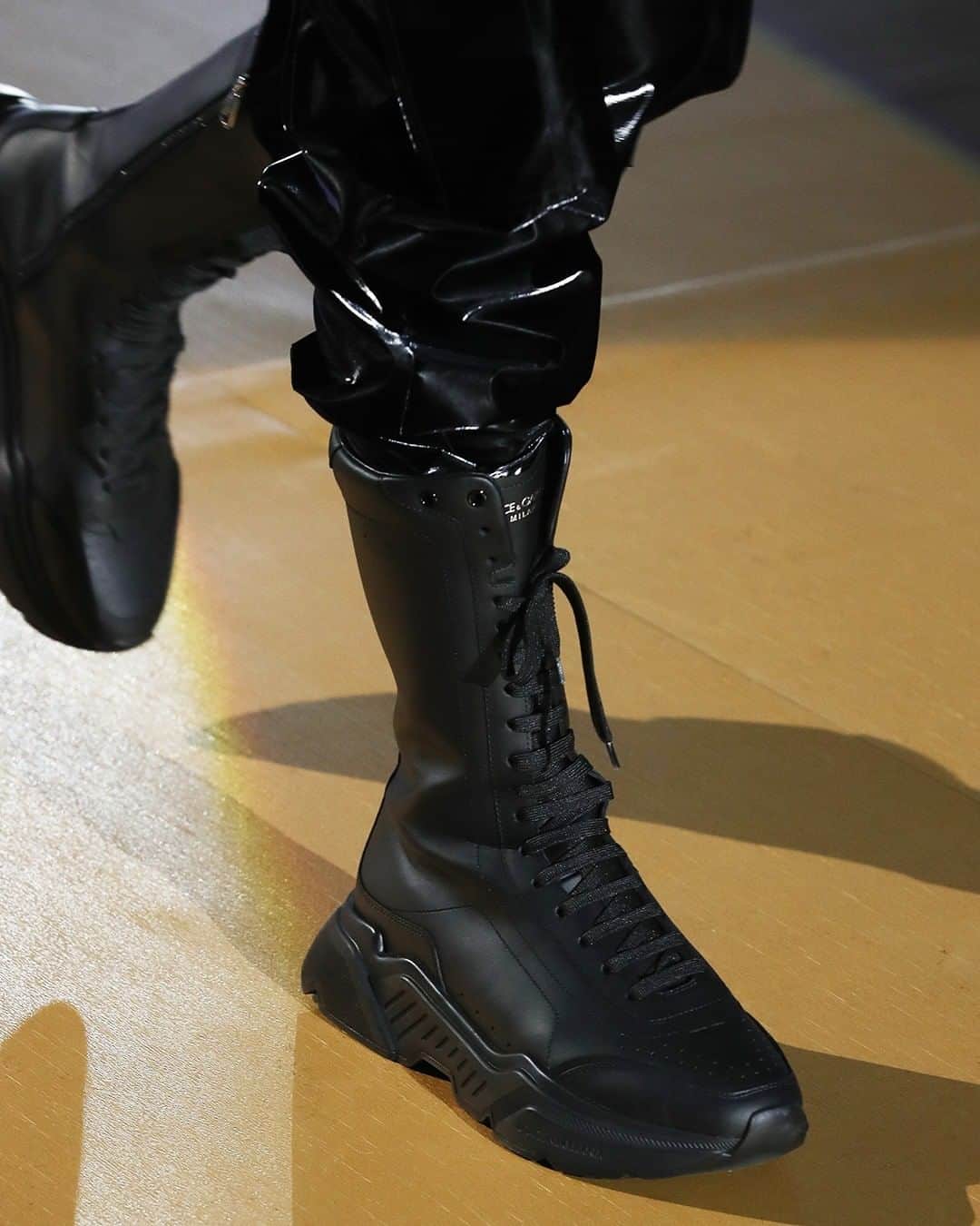 ドルチェ&ガッバーナさんのインスタグラム写真 - (ドルチェ&ガッバーナInstagram)「#DGTogether: celebrating the different ways we express ourselves, together.    Black #DGDaymaster boots and a logoed #DolceGabbana belt and gloves complete the look from the #DGMenFW21 Fashion Show.    Watch the Fashion Show on IGTV.」2月5日 23時00分 - dolcegabbana