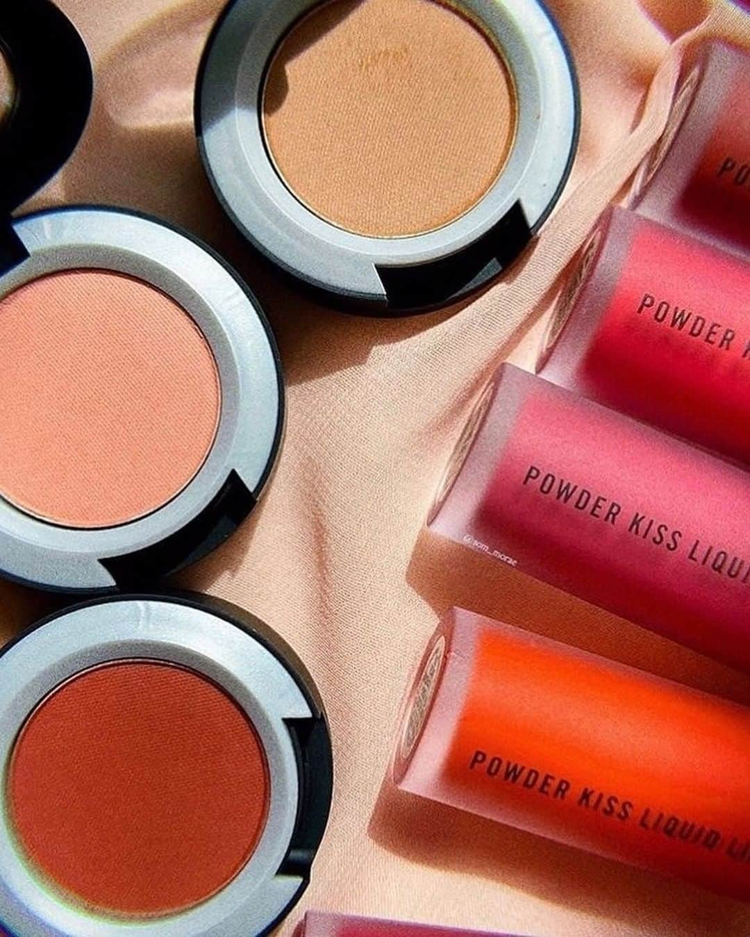 M·A·C Cosmetics BRさんのインスタグラム写真 - (M·A·C Cosmetics BRInstagram)「Impossível não se apaixonar por esses novos produtos da família #PowderKiss.  Na foto os tons: ❤️ Sombra ⁠Devoted to Chili⁠ ❤️ Sombra Strike a Pose⁠ ❤️ Sombra What Clout⁠! 💖 Batom líquido Resort Season⁠ 💖 Bato líquido A Little Tamed ⁠ 💖 Batom líquido M•A•CSmash⁠  Conta pra gente nos comentários qual seu tom favorito e marque nosso perfil nas suas fotos usando #MACPowderKiss.  Compre já os seus!  #Regram @maccosmeticsuk #MACPowderKiss #batomliquido #batom #labios #make」2月5日 23時00分 - maccosmeticsbrasil