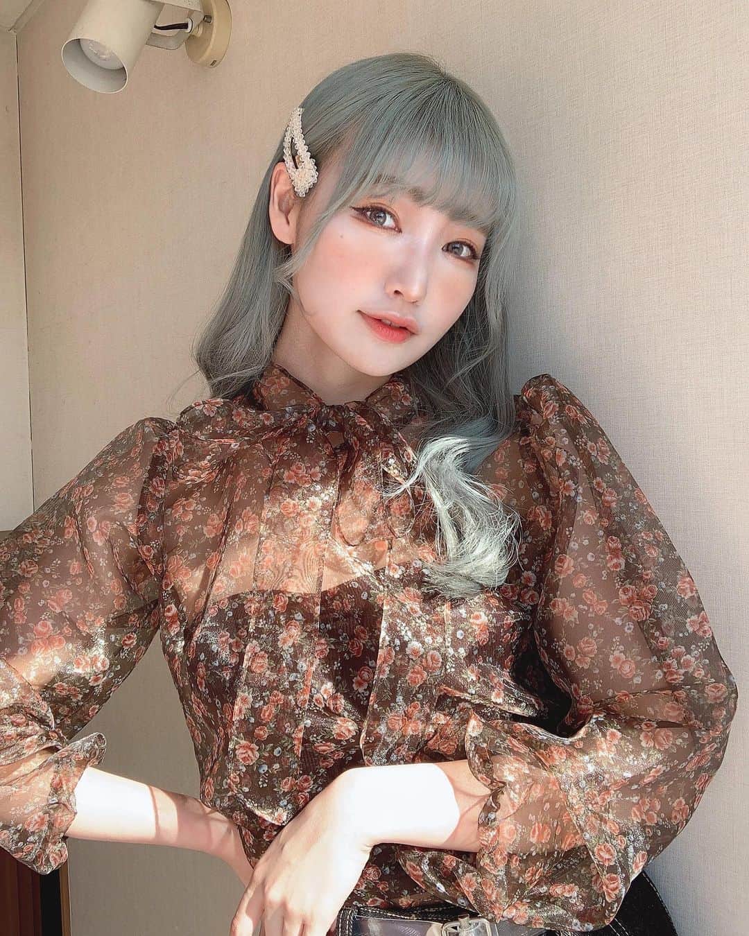 うじたまいさんのインスタグラム写真 - (うじたまいInstagram)「ニューラブ服を手に入れたのでシェアハピ🍫🍫🍫  @unemansion  ↑のお洋服初めて買ったんだけどサイズ感と質が良すぎてリピ確定だーーーーっ。  服きかれてももう売ってないのだったりで最近申し訳ないきもちだったからこれからちょこちょこ今買えるお洋服の投稿していくね！！！  #ハイトーン#髪色#水色カラー#カラコン#冬メイク#韓国メイク#韓国ヘア#韓国コスメ#冬コーデ#メイク#秋メイク#女子力向上委員会#unemansion#bis_web#velle_jp#PATRA#sucle#daygirl #stylebook_jp#rili_tokyo#littlerooms」2月5日 23時01分 - ujitama0