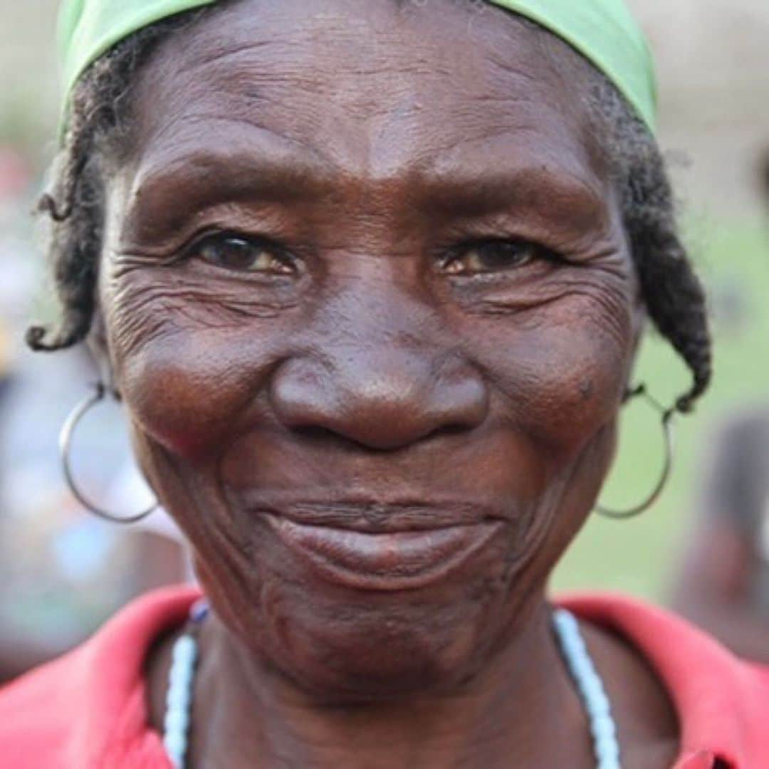 ペトラ・ネムコバさんのインスタグラム写真 - (ペトラ・ネムコバInstagram)「It makes my soul so happy and my heart jump so high to be able to bring empowerment to farmers in beloved #Haiti and other countries with  @_ace_of_air_ . People in #HaitiCherie has been going through so much and are still going through so much. Thank you to all the farmers and Caro for making this possible. 💚🇭🇹💚  MEET THE FARMERS.⁣ ⠀⠀⠀⠀⠀⠀⠀⠀⠀⁣ The reach of the benevolent Moringa “Miracle” tree extends far beyond its seeds. In Haiti, where all of our Moringa Oil comes from, this extraordinary plant has created a microeconomy. It helps feed families, it allows children to go to school, it is a glimmer of hope that allows for a brighter future.⁣ “It truly helps everyone,” says one farmer.⁣ “It’s a good business,” says another. “I would love for it to remain a business in this area because people here don’t have crops. That’s the only thing close to crops we have.”⁣ ⠀⠀⠀⠀⠀⠀⠀⠀⠀⁣ #FairTrade⁣ #MiracleTree⁣ #MoringaOil⁣ #SlowBeauty⁣ #AimingHigher」2月5日 23時01分 - pnemcova