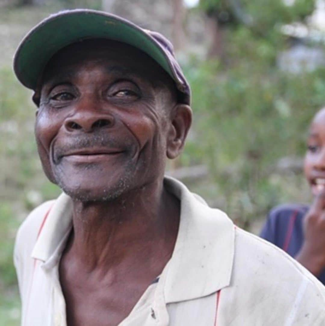 ペトラ・ネムコバさんのインスタグラム写真 - (ペトラ・ネムコバInstagram)「It makes my soul so happy and my heart jump so high to be able to bring empowerment to farmers in beloved #Haiti and other countries with  @_ace_of_air_ . People in #HaitiCherie has been going through so much and are still going through so much. Thank you to all the farmers and Caro for making this possible. 💚🇭🇹💚  MEET THE FARMERS.⁣ ⠀⠀⠀⠀⠀⠀⠀⠀⠀⁣ The reach of the benevolent Moringa “Miracle” tree extends far beyond its seeds. In Haiti, where all of our Moringa Oil comes from, this extraordinary plant has created a microeconomy. It helps feed families, it allows children to go to school, it is a glimmer of hope that allows for a brighter future.⁣ “It truly helps everyone,” says one farmer.⁣ “It’s a good business,” says another. “I would love for it to remain a business in this area because people here don’t have crops. That’s the only thing close to crops we have.”⁣ ⠀⠀⠀⠀⠀⠀⠀⠀⠀⁣ #FairTrade⁣ #MiracleTree⁣ #MoringaOil⁣ #SlowBeauty⁣ #AimingHigher」2月5日 23時01分 - pnemcova