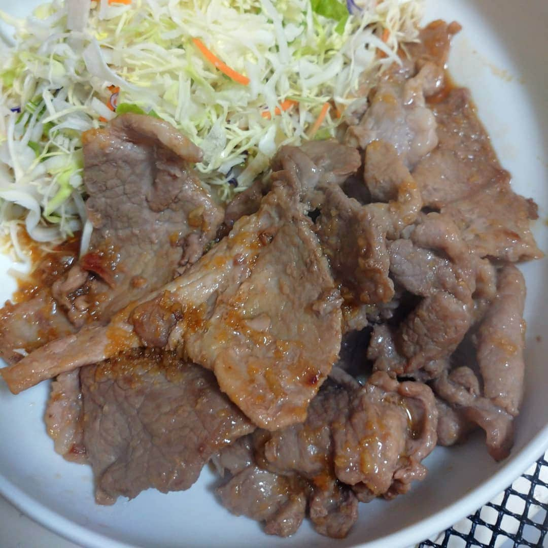 橋本和樹のインスタグラム：「本日のズボラ飯  豚肉のニンニク炒め 納豆焼き巾着 #ズボラ飯 #自炊飯 #ドケチ飯 #プロレスラーが作る飯 #酒飲みの味 #基本茶色」