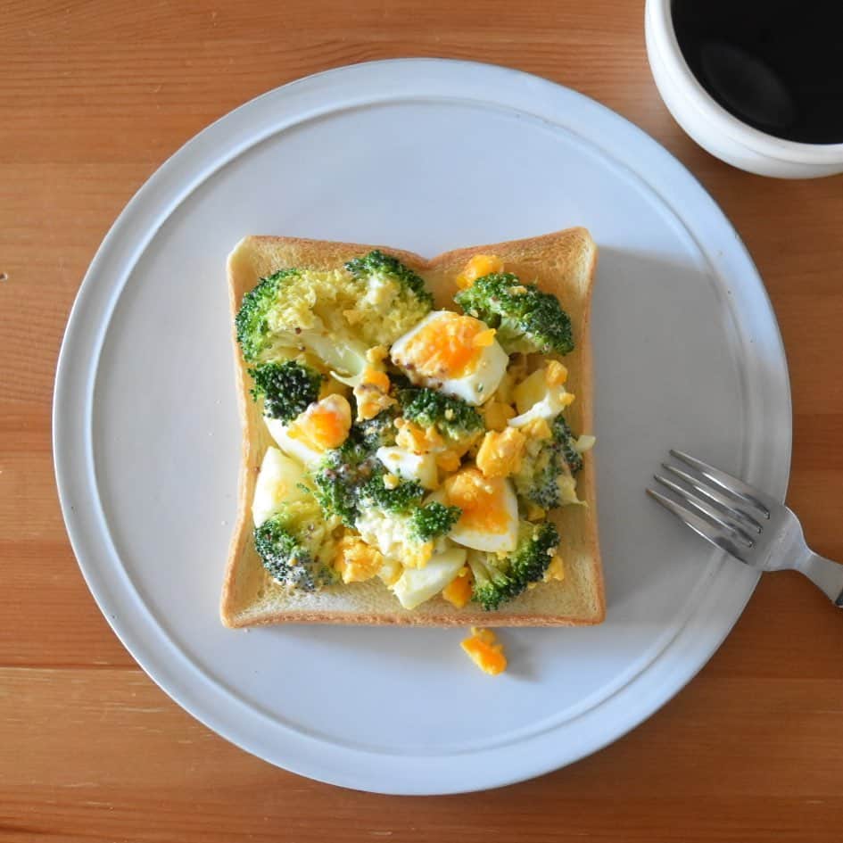 山崎佳のインスタグラム：「Today’s breakfast. ゆで卵とブロッコリー。」