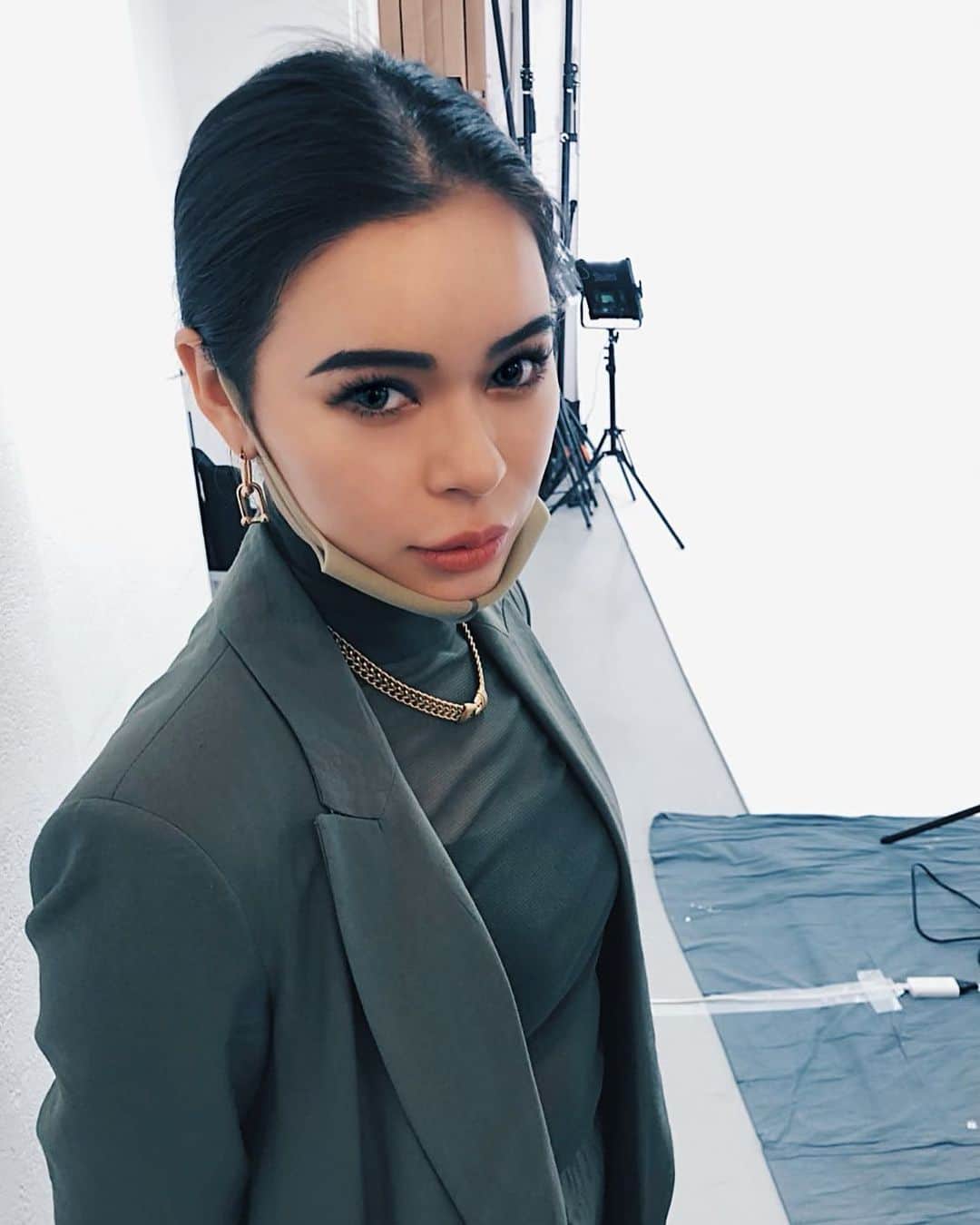 藤川ありすのインスタグラム：「__ 今日は撮影の1日受付💁🏻‍♀️ めずらしくsetup styleで真面目風。 インナーは全色買いした @_juemi_ の シースルーのtops。まじ使える。 ニキビあるけど濃いメイクするだけでテンション上がる 29だけどマツエクもカラコンも濃いメイクもやめらん🤦🏻‍♀️ 私もやめられないのよって人は挙手してください🙋🏻‍♀️」
