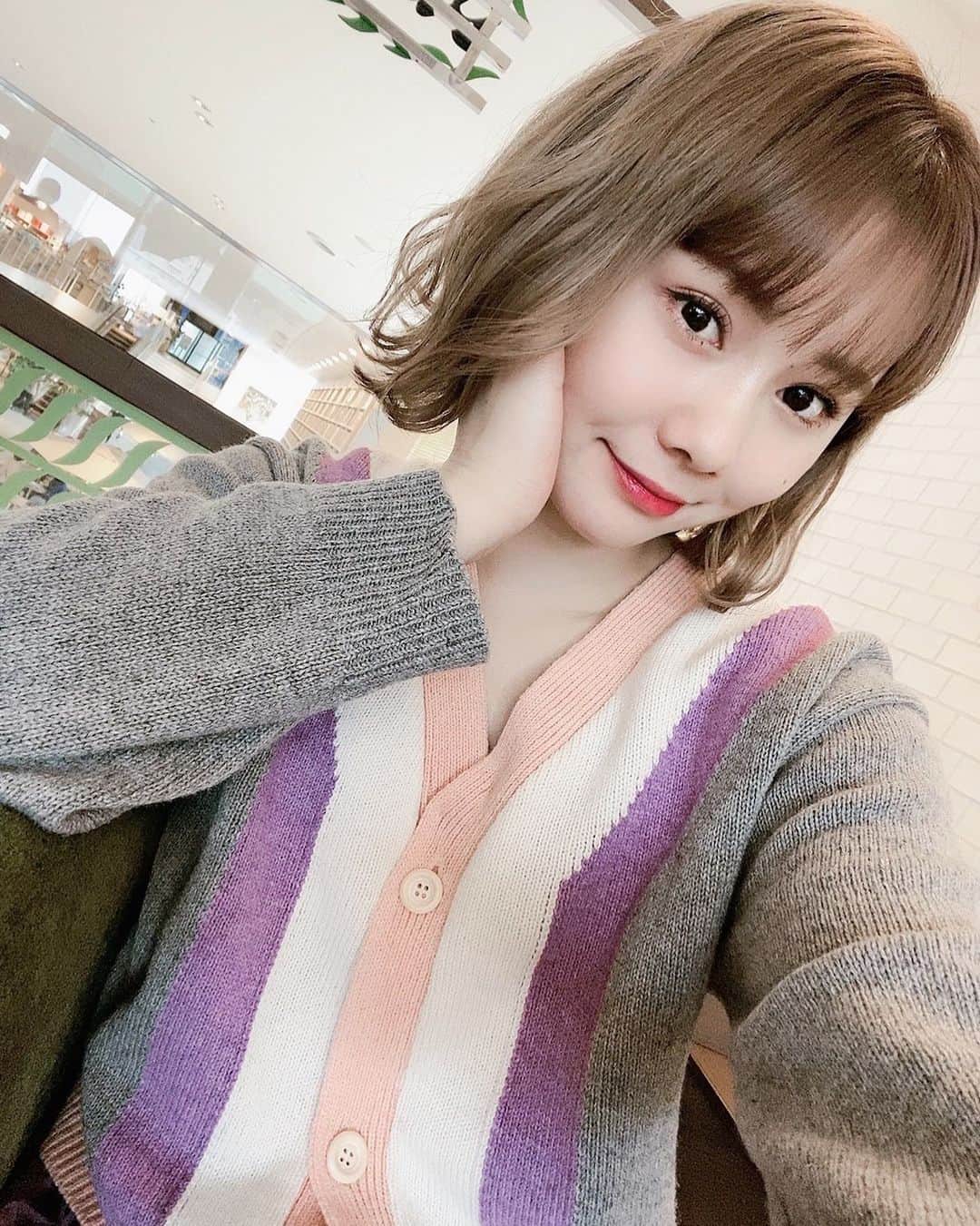 松本慈子のインスタグラム：「* 色合いといい、形といい、デザインといい全てがタイプのニットカーディガン😈💗  #カーディガン #ニットカーディガン #パステルカラー #淡色女子 #淡色コーデ #淡色」