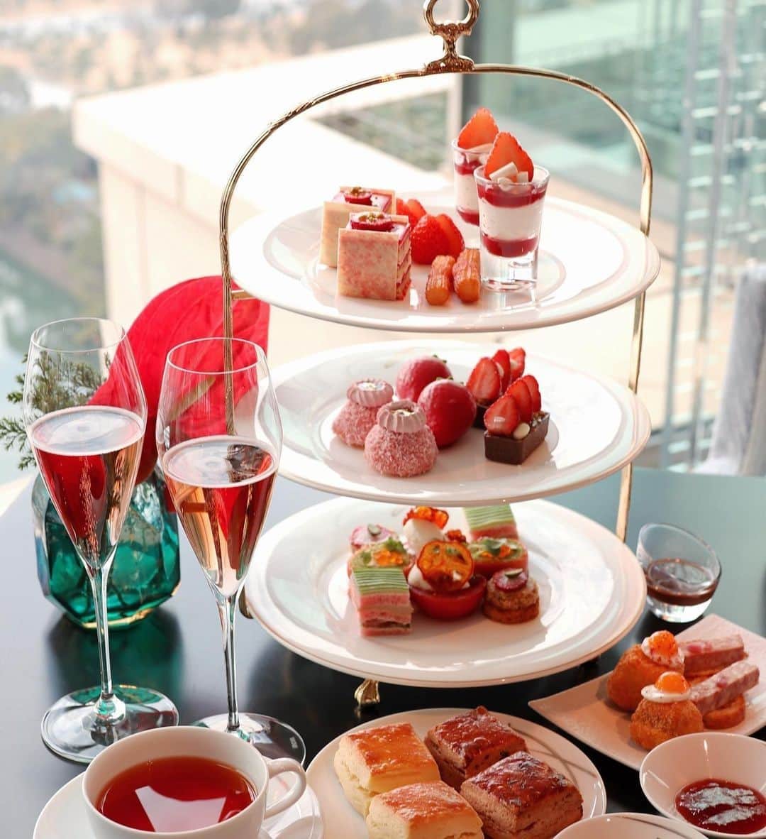 The Peninsula Hotelsさんのインスタグラム写真 - (The Peninsula HotelsInstagram)「Strawberry season is upon us in Japan! @saostagramo3o3 savoured this special time with a seasonal Ichigo Afternoon Tea at @thepeninsulatokyo. #penmoments⁣ ⁣ ⁣ ⁣ ⁣ ⁣ #peninsulahotels #luxuryhotelexperience #fivestarservice #peninsulastay #tokyo #staycation #tokyotravel #tokyojapan #japangram #tokyotrip #discovertokyo #peninsulatokyo」2月5日 23時26分 - peninsulahotels