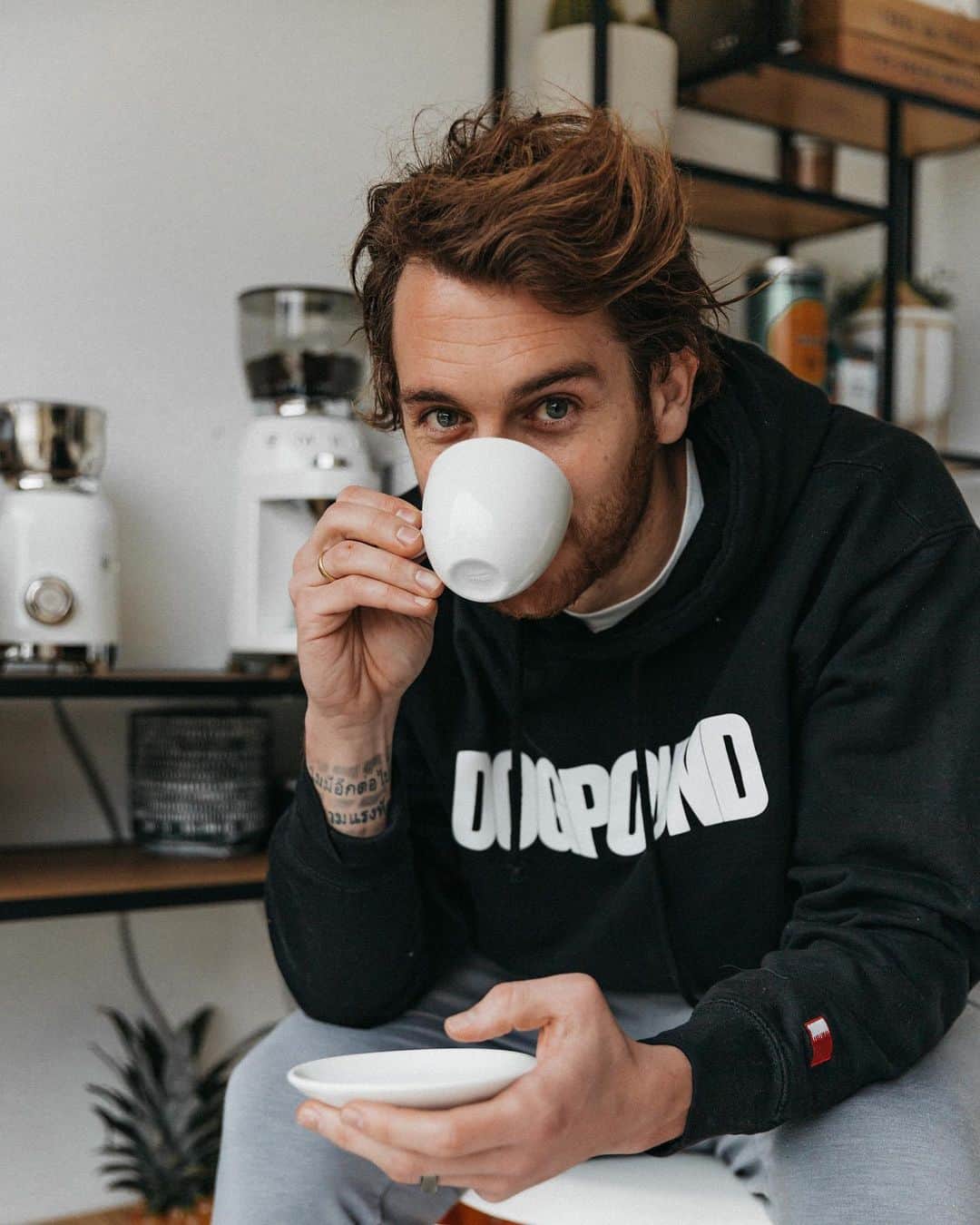 イバイ・ゴメスのインスタグラム：「Home, coffee & back to work! ☕️💪🏼 • @i.larri y @saraa_morenoo ... ¡Qué bien me conocéis! 😜 Aquí un amante del café, probando “Café La Casita Colombia.  ¡Gracias por el regalito, pareja! ❤️」