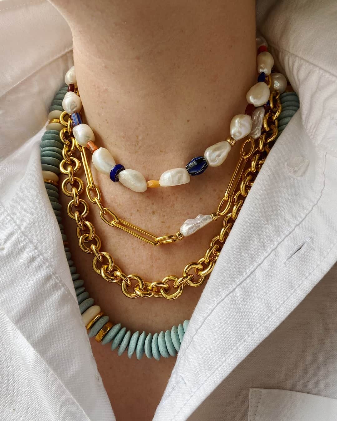 リジー フォルトゥナートのインスタグラム：「Want to look as chic as our Customer Experience guru Madison? Try layering our Daydream Necklace, Halo Chain, and Laguna in Pale Green, easy as 1-2-3. Happy almost weekend 🤩 #lizziefortunato」