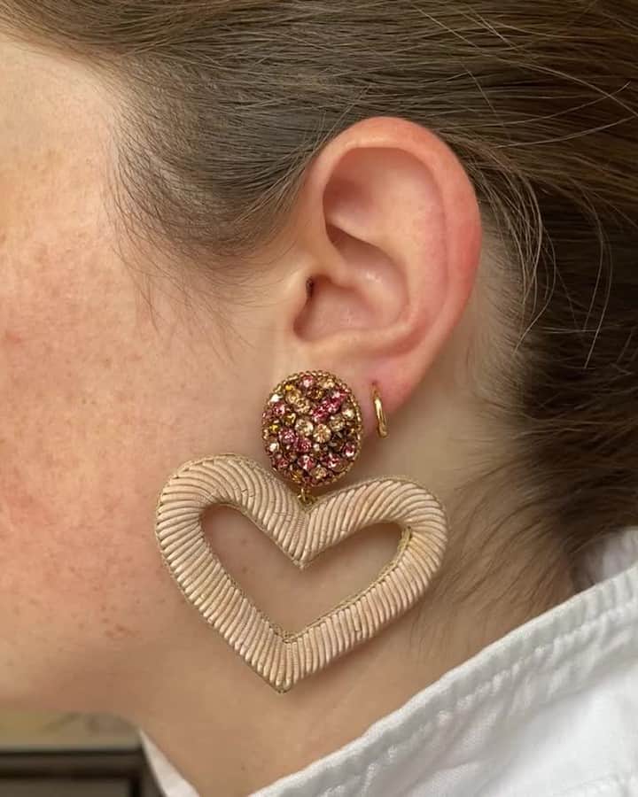 リジー フォルトゥナートのインスタグラム：「Cause we all need a little love ❤️. Our Embellished Heart Earrings in Ivory for Valentine's Day and beyond.  Need more Valentine's ideas, gifts, and inspo? 🔺 Check out today's mailer for all the love (and sign up at link in bio to subscribe!) #lizziefortunato #reallygoodear」
