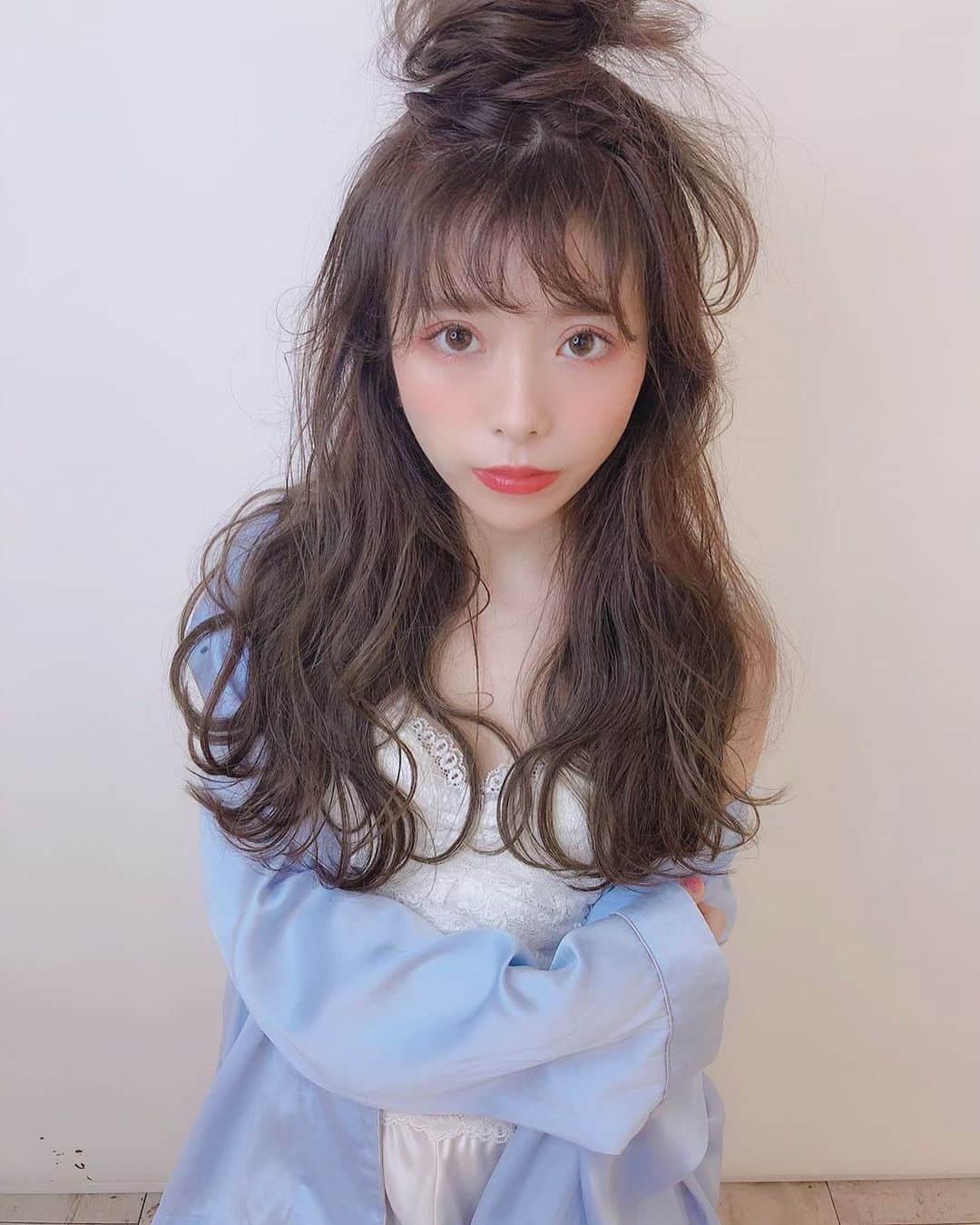 まんまるとまとのインスタグラム：「long hair🐻‍❄️☁️ ・ ・ ・ ・ #ロングヘア #巻き髪 #お団子ヘア  #お団子アレンジ #ウェーブ巻き #黒髪 #アッシュベージュ #くるりんぱ #ハーフアップ  #サロンモデル #セルフィー #自然光  #透明感カラー #透明感 #自まつ毛  #渋谷サロン #美容院」