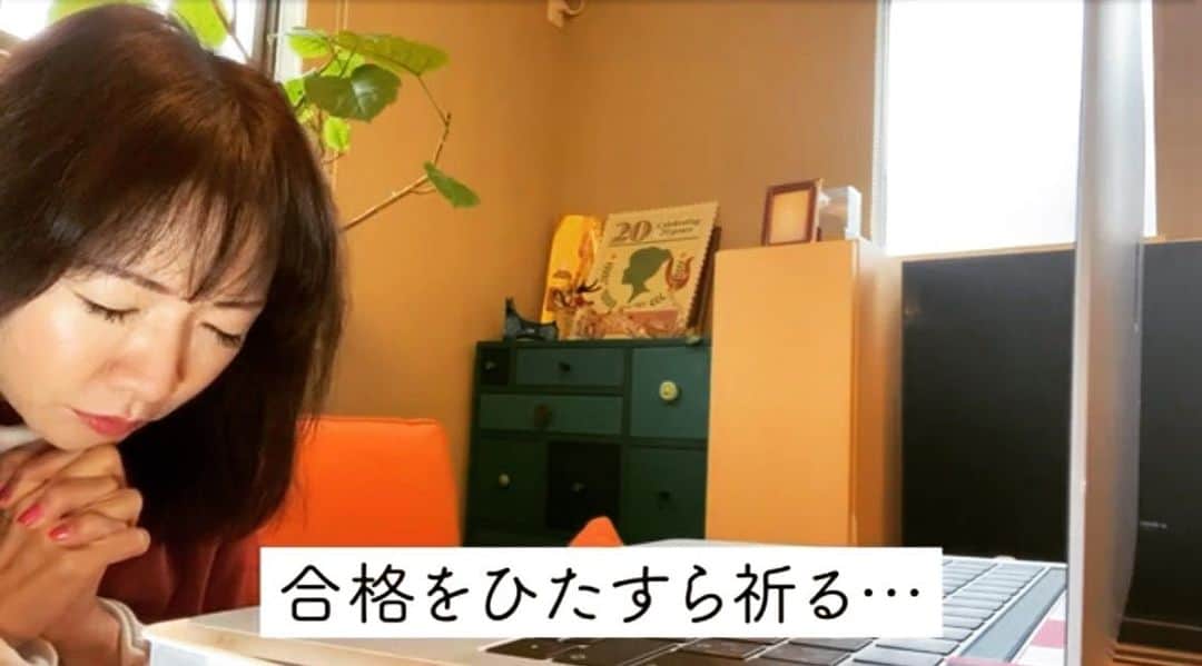 のインスタグラム：「🔷小型船舶についての生Q&A🔷﻿ 【2/7(日)⏰夜8時生配信❣️＆お願い】﻿  小型船舶1級にチャレンジした前回と前々回の動画公開後、﻿ 私の元へ多くの質問が寄せられました。﻿  なので次回は生配信中のチャットへ﻿ 『皆さんの小型船舶への素朴な疑問』﻿ をお寄せください😀✨🌈﻿ ﻿  私、平松がリアルタイムでお答えしま〜す☘️﻿  知らないことあったらごめんよ〜🌼(そんなのばかりだったらどうしよう…笑！)﻿ ﻿  平松愛理YouTubeチャンネル*SLOWROOM*﻿ https://www.youtube.com/channel/UC-Yii7gBD0574x9pfl2x-Rg﻿ ﻿  チャンネル登録有難うございます💝﻿ ﻿  #小型船舶 ﻿ #生配信﻿ #youtube ﻿ #slowroom ﻿ #平松愛理 ﻿」