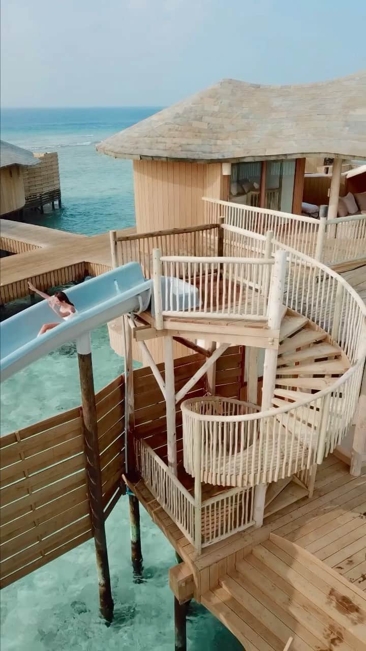 バーボラ・コディトヴァのインスタグラム：「Welcome to our villa at #SonevaFushi @discoversoneva ✨  This villa is absolutely outside of this world and it’s bringing my inner child out 🤪  PS: how many times would you slide a day? 🏝」