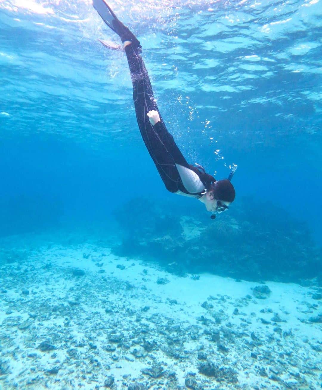 坂口莉果子のインスタグラム：「曇りだったのにこの海の透明度はすごい🐠 何も打ち合わせしてないのに何故か初心者マークカラーだった🔰😂 いつかまた行ける日が来るといいな🏖🌺 ・ ・ ・ #japan #okinawa #miyakojima #travel #travelphotography #pumpkin #snorkeling #beach #nature #naturephotography #earth #japanesegirl #japan_of_insta  #過去pic #沖縄 #宮古島 #旅行 #女子旅 #海 #シュノーケリング #パンプキン #パンプキン鍾乳洞 #海 #ビーチ #宮古島旅行 #自然 #旅 #旅行好きな人と繋がりたい #洞窟 #트립 #여자여행」