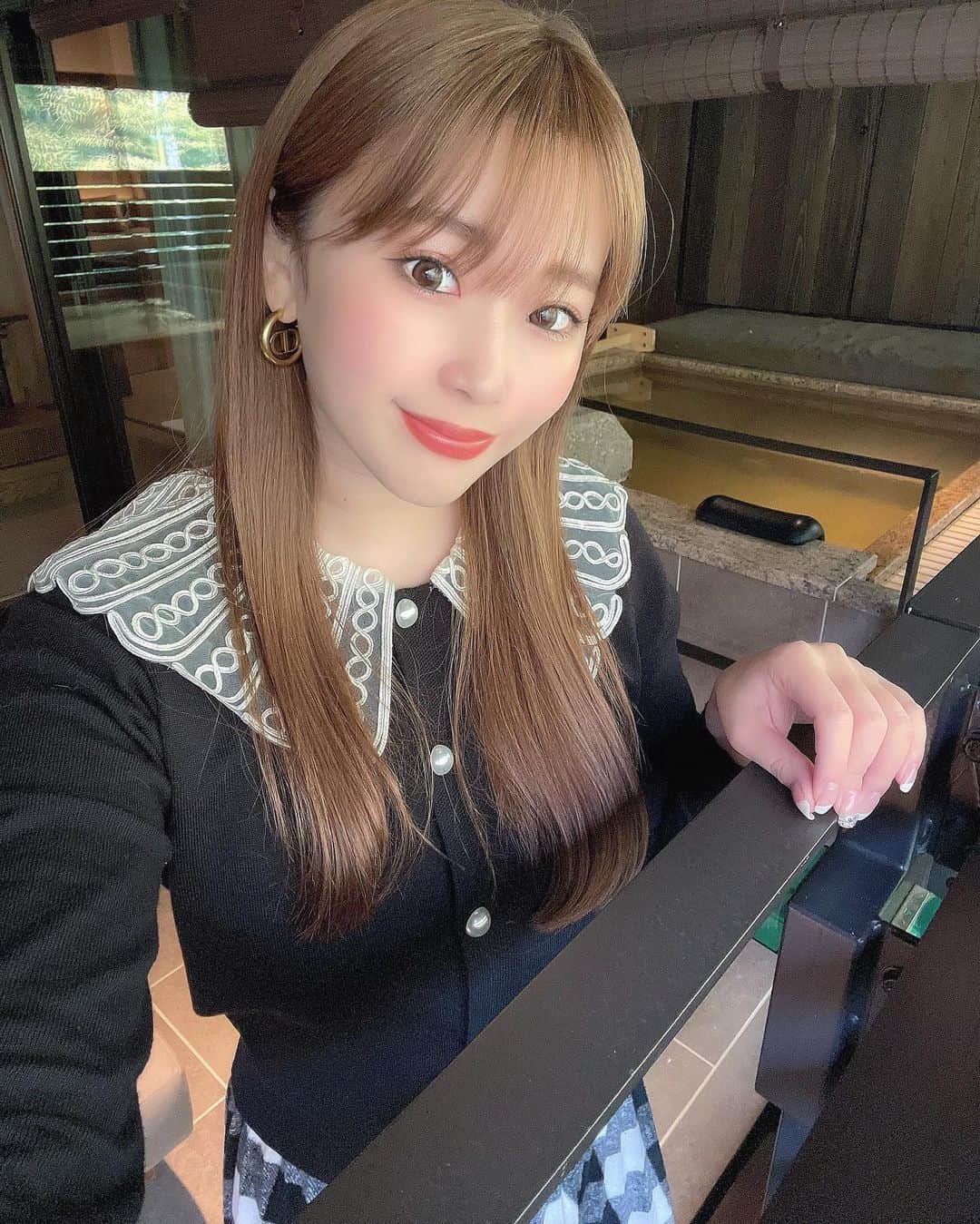 藤川沙弥のインスタグラム：「♨️♡ のんびりゆっくり𓂃𐬿❄︎ お気に入りの新入りcardigan🦢 @lilas_jp の新作です🌷  先日カラーに行って ミネコラ2倍もしてもらったので 髪の毛ちゅるちゅるになった💇🏻‍♀️💫 周りのお友達も ミネコラで綺麗になってた☺️💕 マツエクのお直しも♡ @teenkarbel にお任せ‼︎ 今回は上180本、下70本❗️ 美容液使ってたからかな？♡ また美容液も載せます🙆🏻‍♀️  コンタクトは @onlinecontact で 届くのが早いから本当便利🙏🏻❣️」