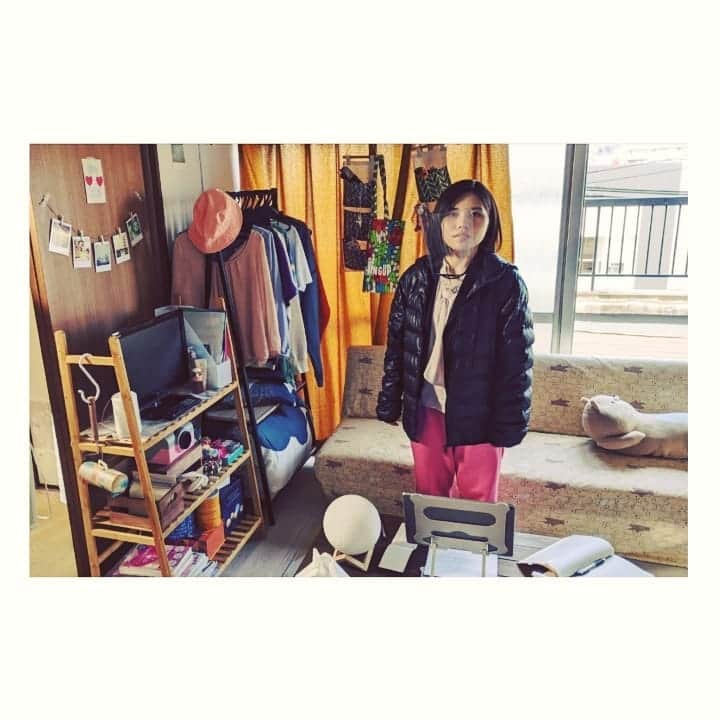 近藤笑菜さんのインスタグラム写真 - (近藤笑菜Instagram)「【note】 【更新しました】 企画・プロデュース・主演映画「明けない夜とリバーサイド｣公式note更新しました＼(^^)／📒 https://note.com/ake_river/n/n0609f8091141 . だいぶ、とっってもご無沙汰になってしまいました！！！笑 年明けバタバタしている間に撮影クランクアップから一ヵ月も経ってしまいましたが、今の方が良い距離感で作品と向き合えているような気がする。 先日、監督と編集打ち合わせをしていたのですが、自分の出演シーンをこんなに冷静に素材として見られたのは初めてだもんな。笑 完成に向けて、早く皆さんにも観ていただけるよう、またここから進めてゆきます～～🎞️ ぜひnoteを読んでいただいて、皆さんも一緒にわくわく盛り上げていってください😍✨ . 📸 撮影中のゆるり富士子な近藤👩🏻 . #明けない夜とリバーサイド #明けリバ #自主企画  #映画 #movie」2月5日 23時27分 - emina_kondo