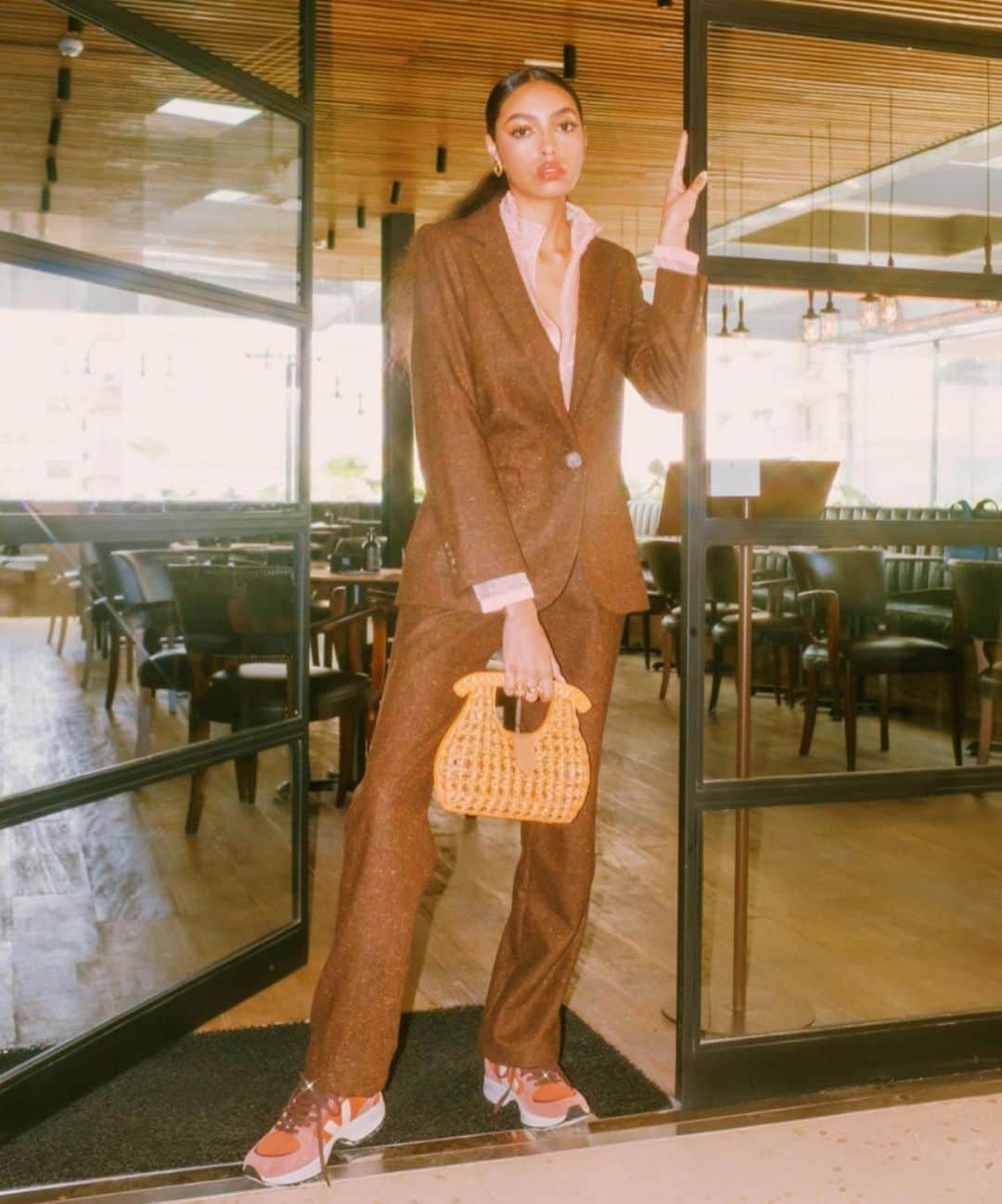イネスドゥラフレサンジュのインスタグラム：「@emilymendes porte l’ensemble veste Bruna et pantalon Francisco en laine marron 🤎disponibles en ligne et dans nos boutiques. — @emilymendes is wearing the Bruna jacket and the Francisco pants in brown wool available online and in our stores.  www.inesdelafressange.fr  📷 @emilymendes @cjshopsjardins   #inesdelafressangeparis #inesdelafressange」