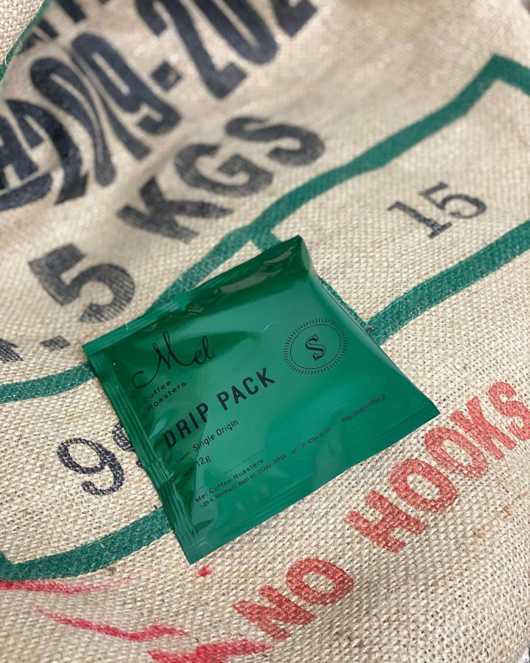 Mel Coffeeさんのインスタグラム写真 - (Mel CoffeeInstagram)「【シングルオリジン】 Drip Packが追加されました。  スッキリフルーティーでコクもあるコーヒーです。  ギフトセットにて販売開始です。  #melcoffeeroasters #singleorigine #スペシャルティーコーヒー #specialtycoffee #drippack #dripbag」2月5日 23時32分 - melcoffeeroasters