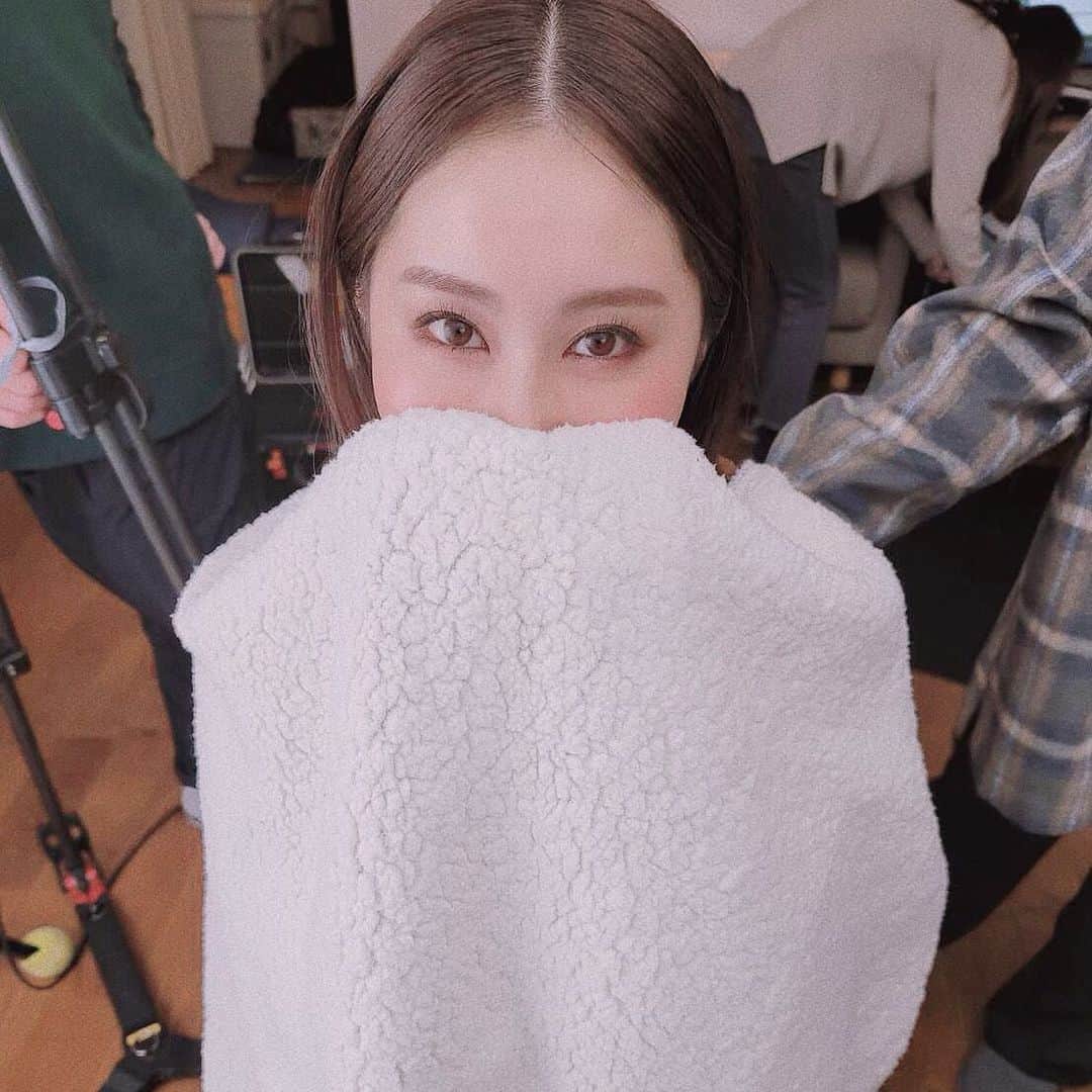 八尋莉那のインスタグラム：「30歳初撮り〜🌹✨ 広告の撮影でした☺︎」