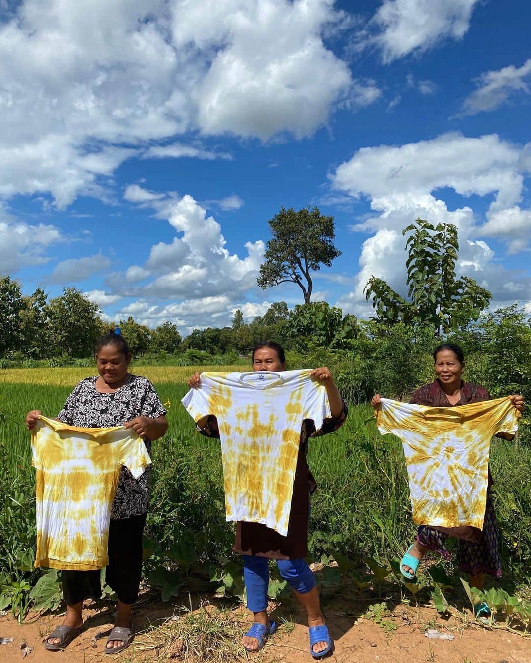 Amata Chittaseneeさんのインスタグラム写真 - (Amata ChittaseneeInstagram)「My first workshop in the middle of rice field 🌾 #Buriram #Thailand is known for their delicious black organic rice 🍚 we exchanged our knowledges on dyes and experimented dyeing with black rice! It has been such a wonderful happy day 😊 สนุกมาก ได้แลกเปลี่ยนความรู้เต็มๆ เรียนรู้เรื่องการปลูกข้าวแบบอินทรีย์ การอยู่ร่วมกันของชุมชนที่ดูแลธรรมชาติ การใช้สีท้องถิ่นจากต้นเพกา มะม่วงแก้ว ทดลองย้อมสีจากข้าวมะลินิลสุรินทร์ที่ให้สีออกม่วงๆเทาๆ ☺️ วันนี้ดีใจที่ได้เป็น ส่วนหนึ่งในการส่งต่อความรู้เรื่องการมัดย้อมเสื้อยืด การนึ่งสี และการลอกลายใบไม้ค่ะ  #naturaldye #ecoprint #bundledye #naturalcolor #pearypiegoesgreen #pearypiesmileycamp #pearypieamazingthailand」2月5日 23時35分 - pearypie