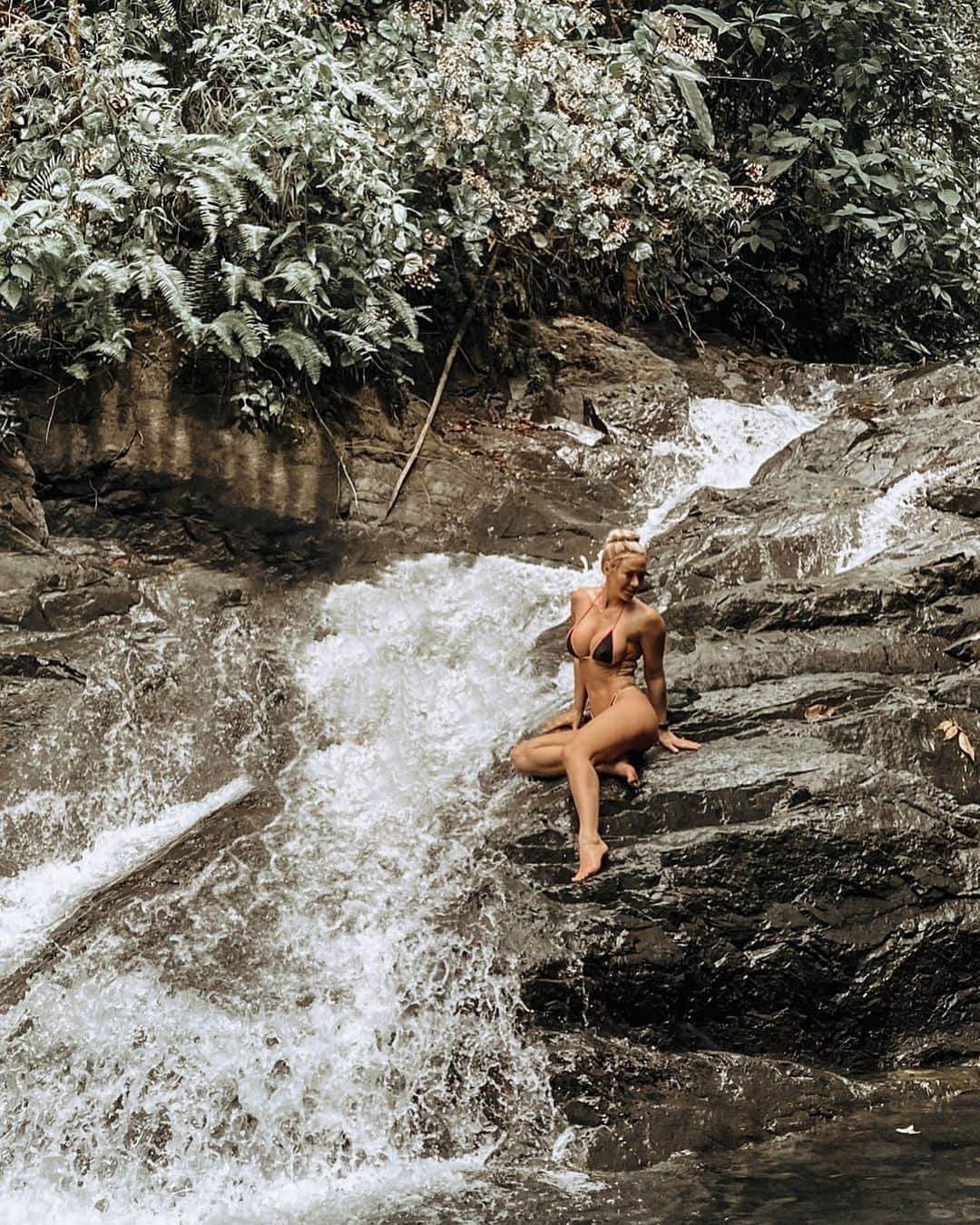 Kindly Myersのインスタグラム：「Wow swimming in a river in the Costa Rican rainforest. What a day!!! @tucanestours @igloobeachlodge」